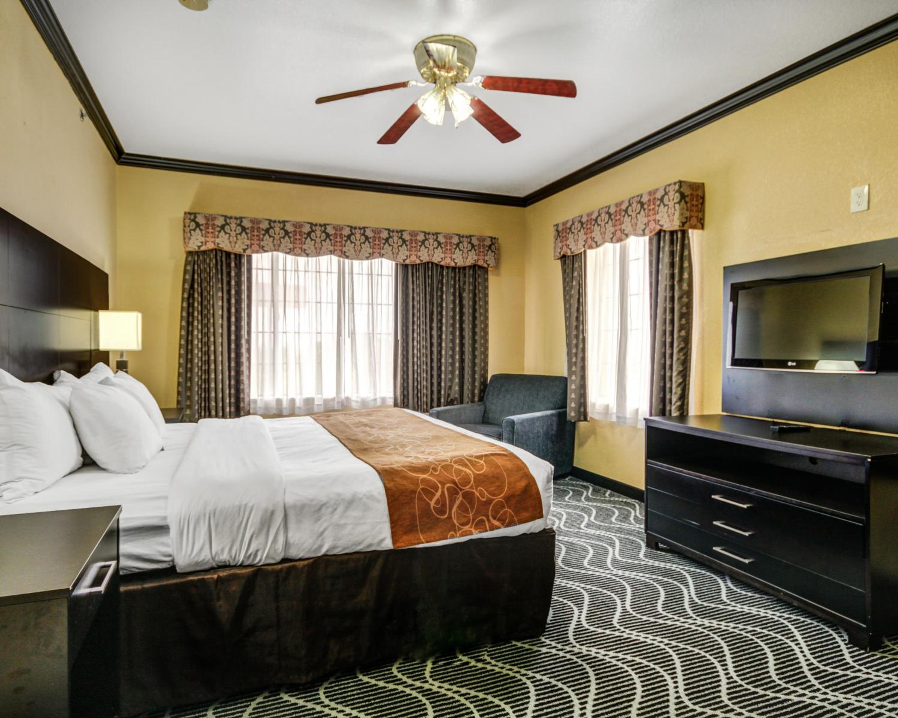 King Suite - Non-Smoking photo 1