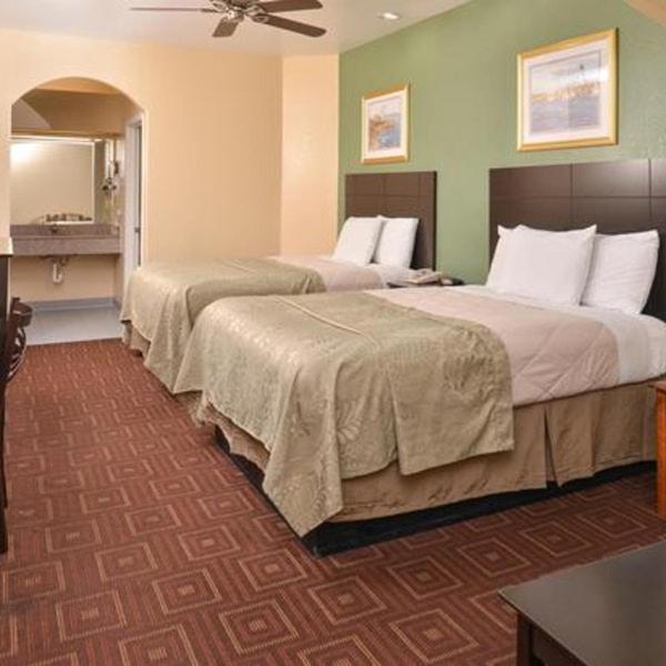 Queen Room with Two Queen Beds - Photo 3