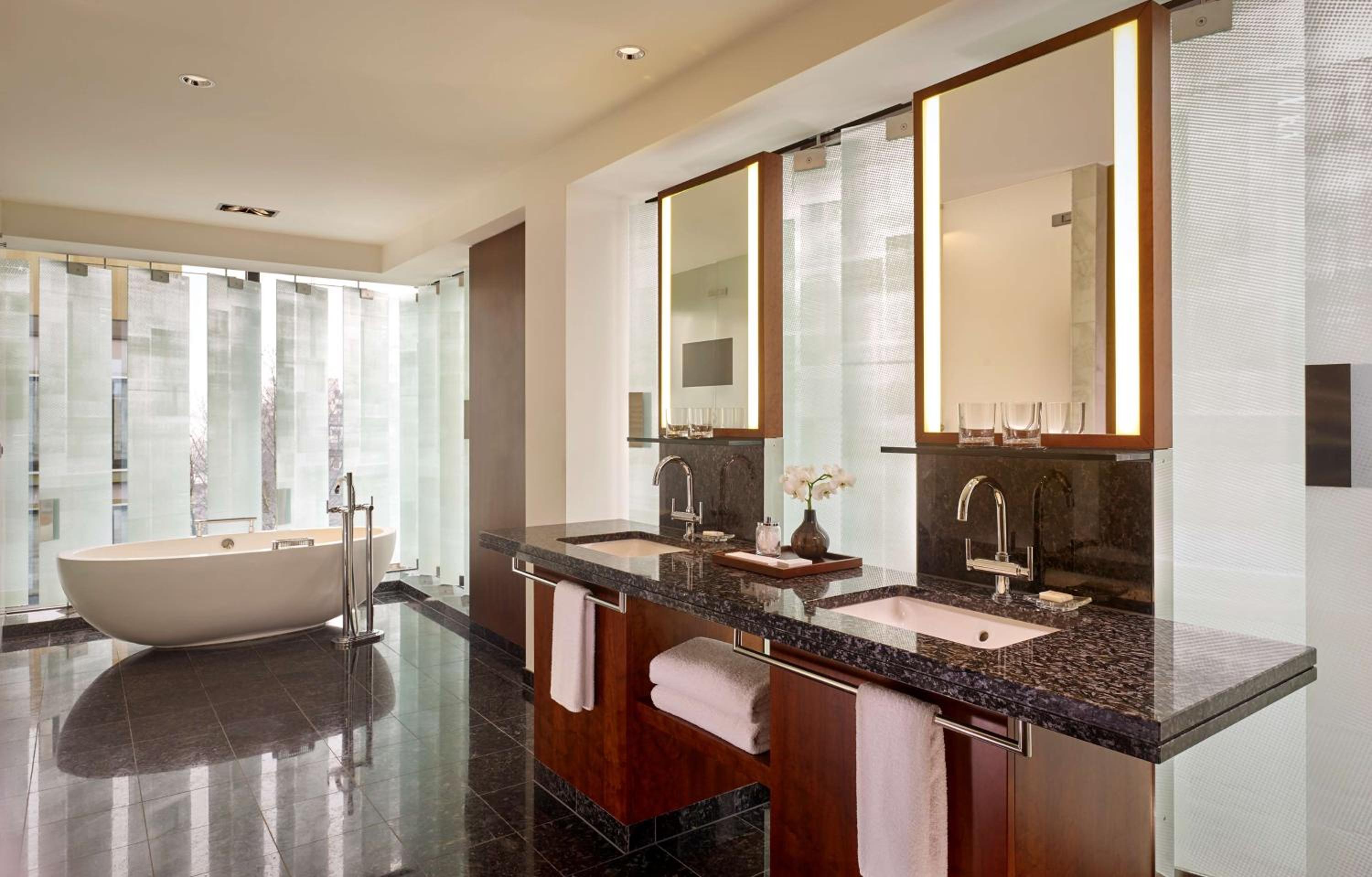 Two-Bedroom Corner Suite thumbnail 5