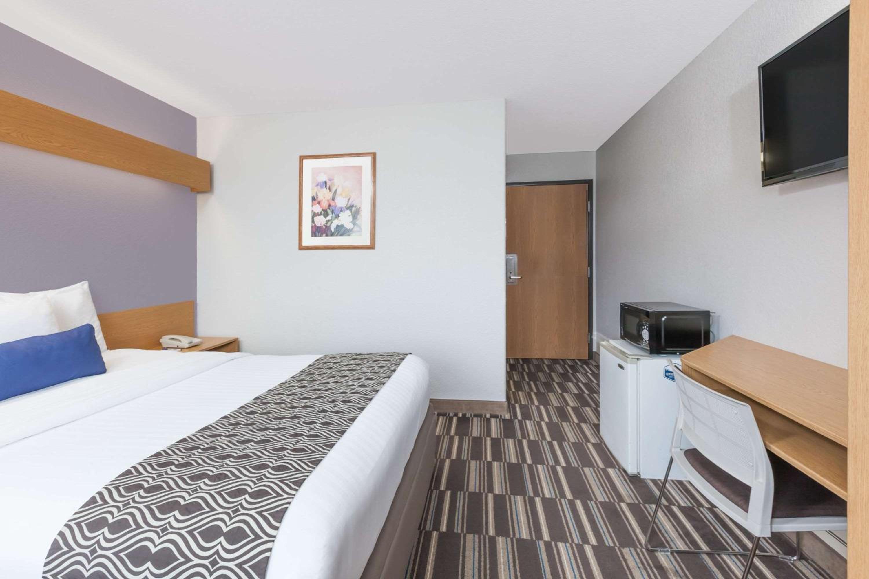 Queen Suite - Non-Smoking - Photo 1