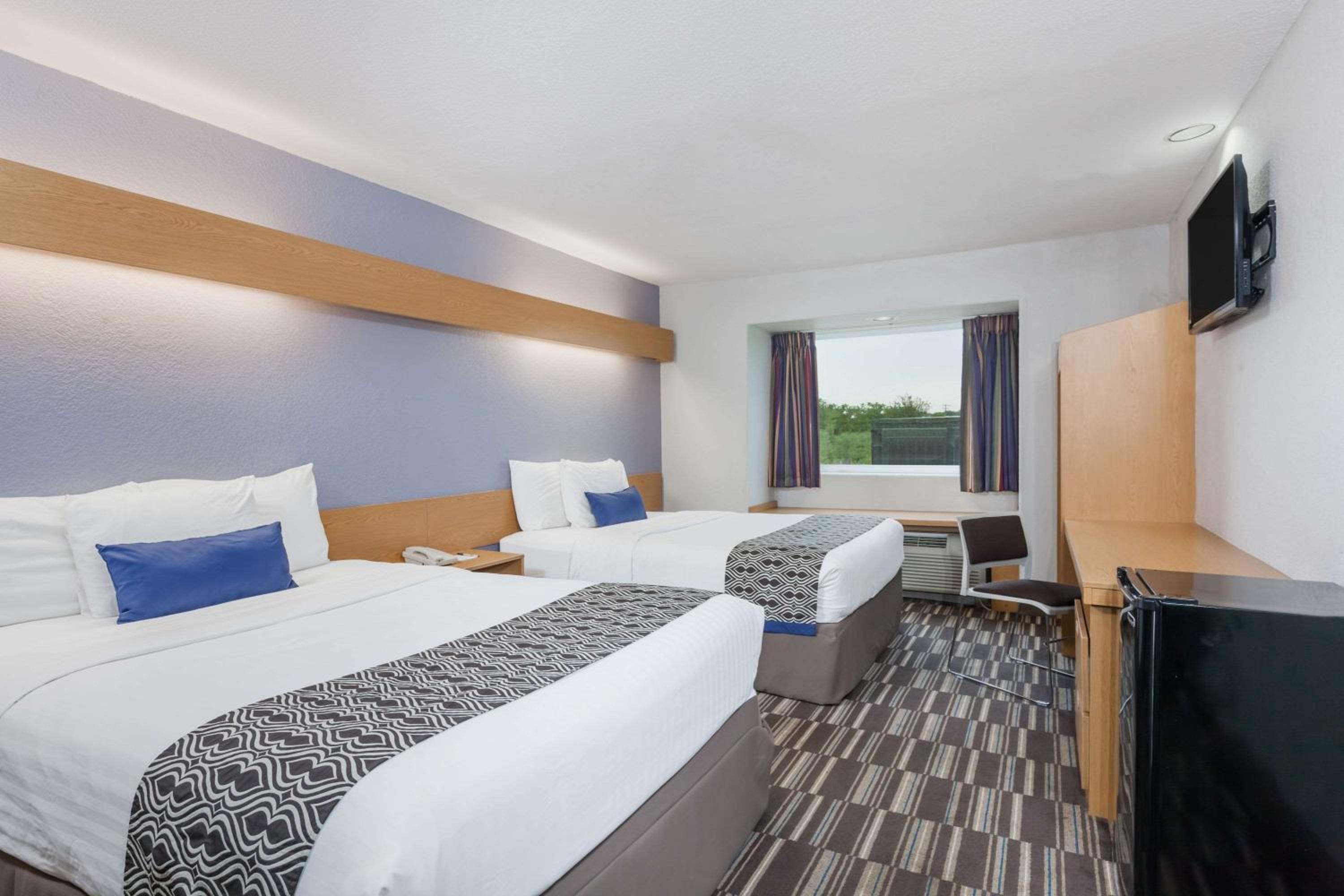 Queen Room with Two Queen Beds - Non-Smoking - Photo 5