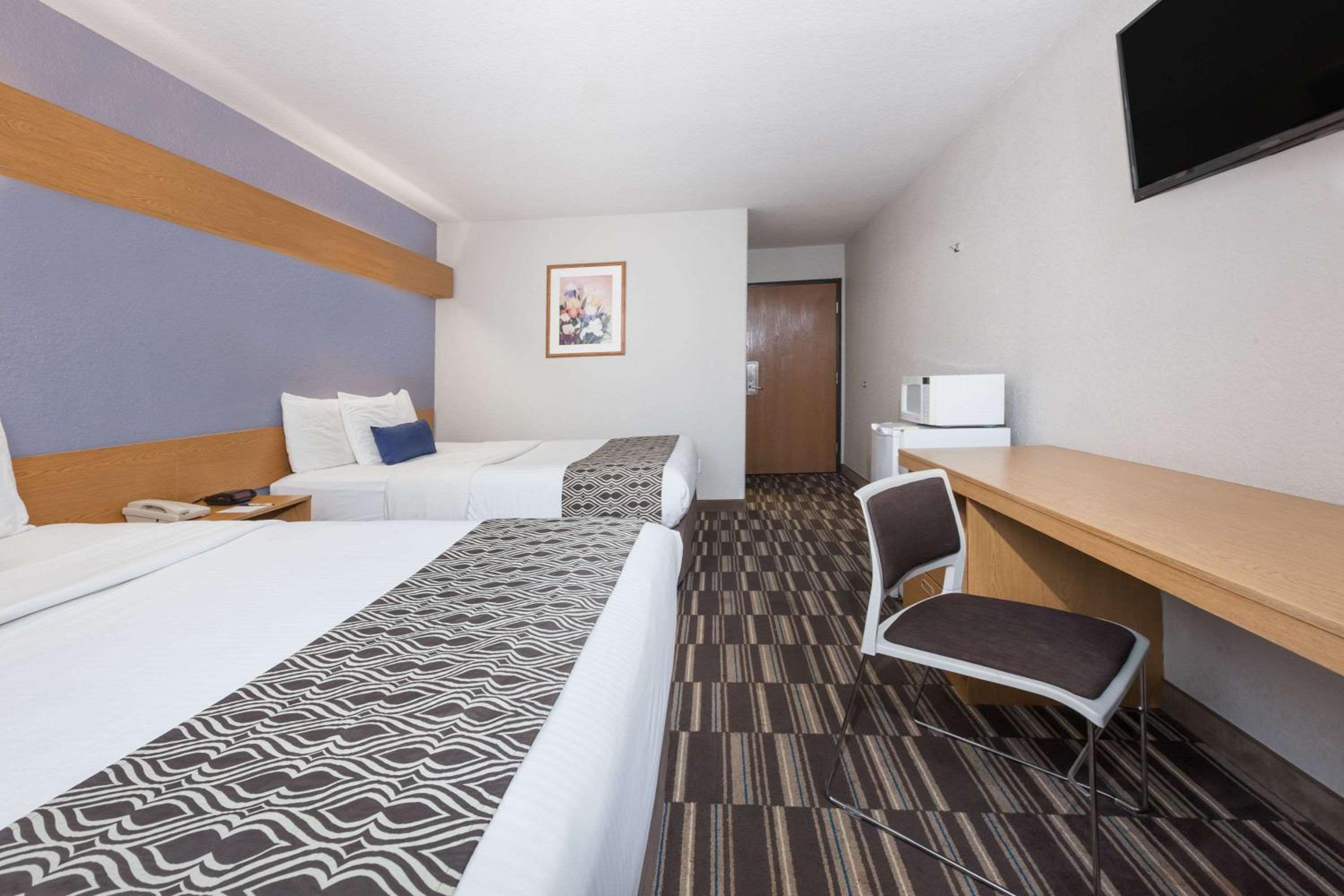Queen Room with Two Queen Beds - Non-Smoking - Photo 7
