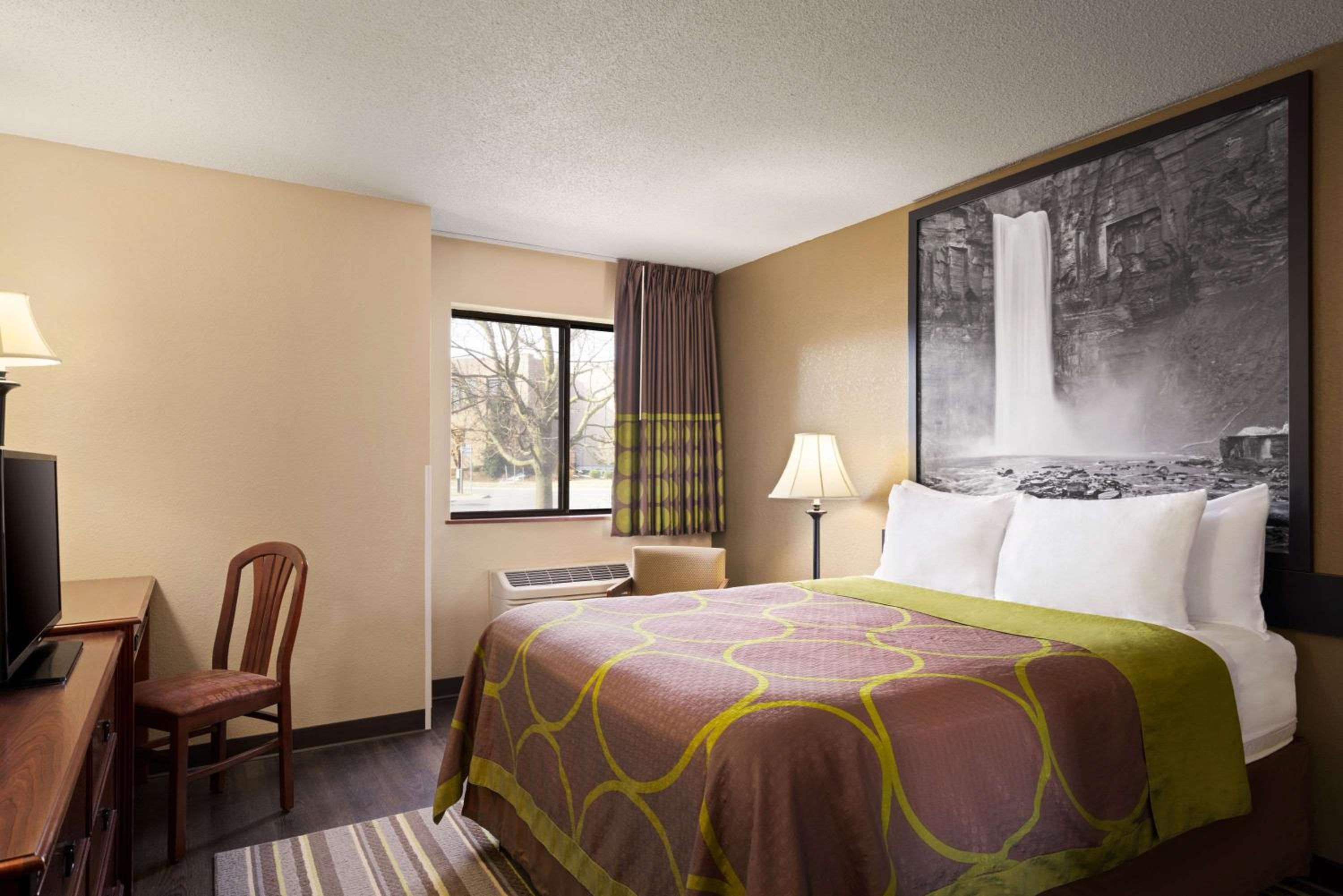 1 Queen Bed, Mobility/Hearing Accessible Room, Bathtub w/ Grab Bars, Non-Smoking - Photo 2