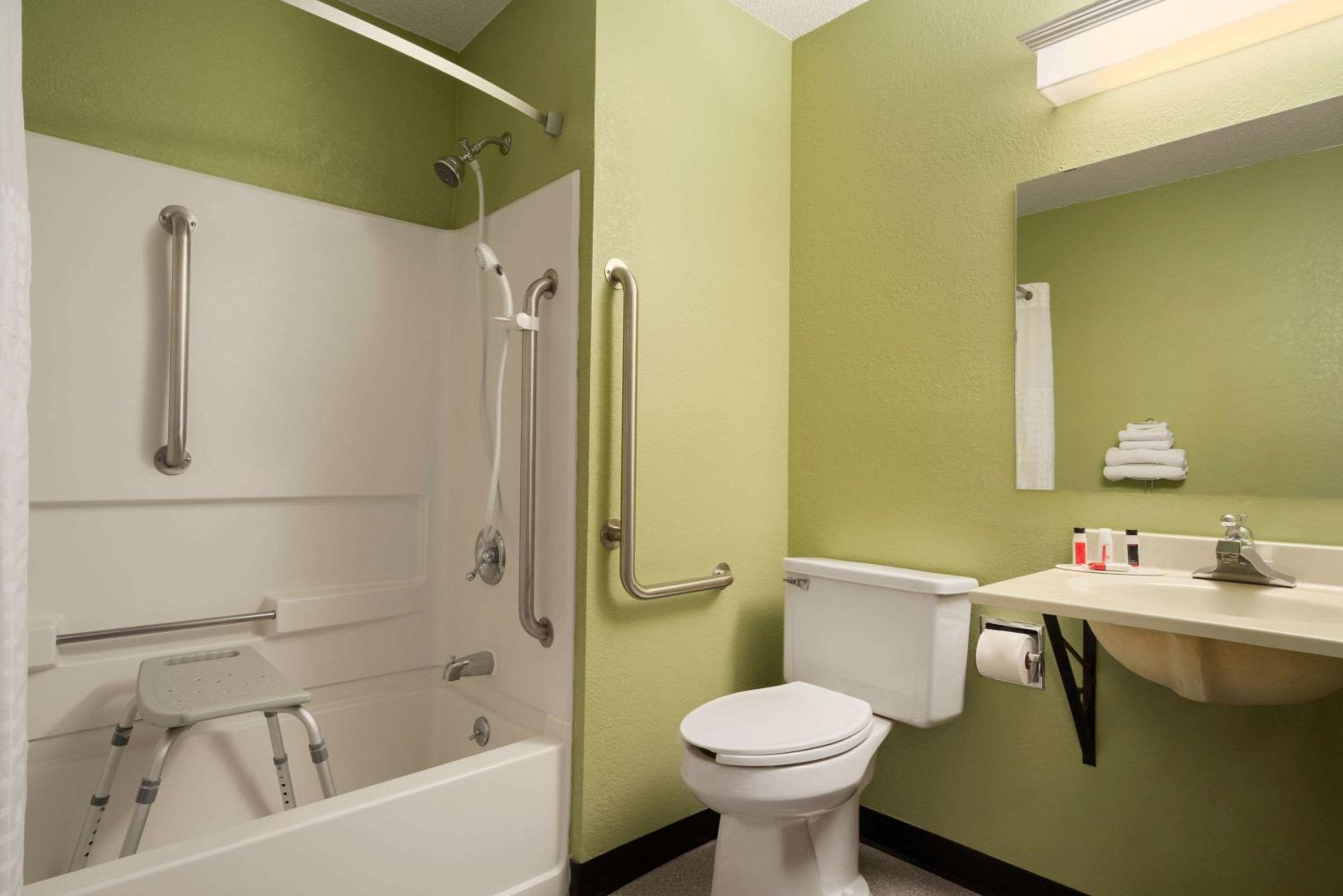 1 Queen Bed, Mobility/Hearing Accessible Room, Bathtub w/ Grab Bars, Non-Smoking - Photo 4