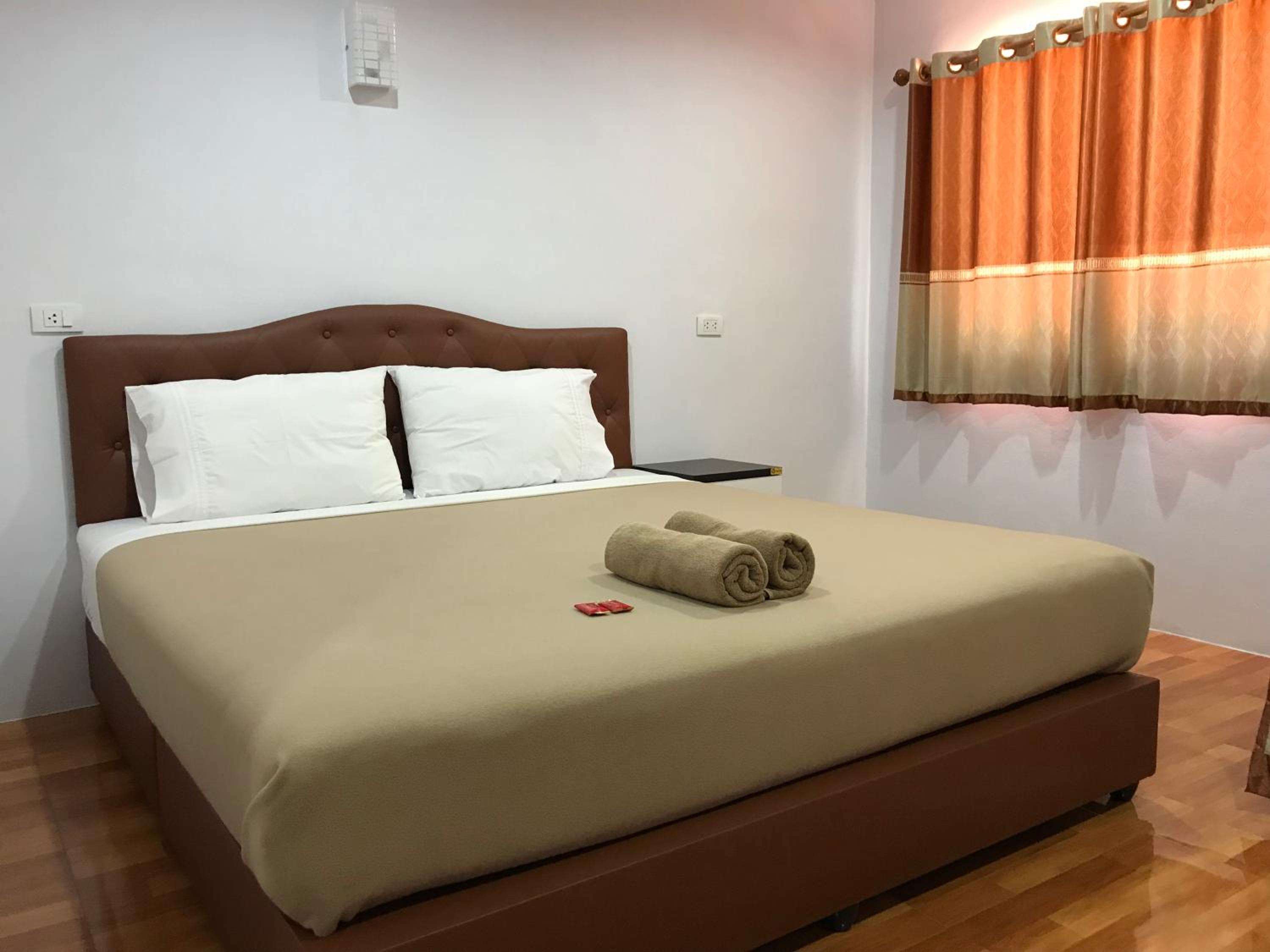 Deluxe Double Room (2 Adults + 1 Child) - Photo 3