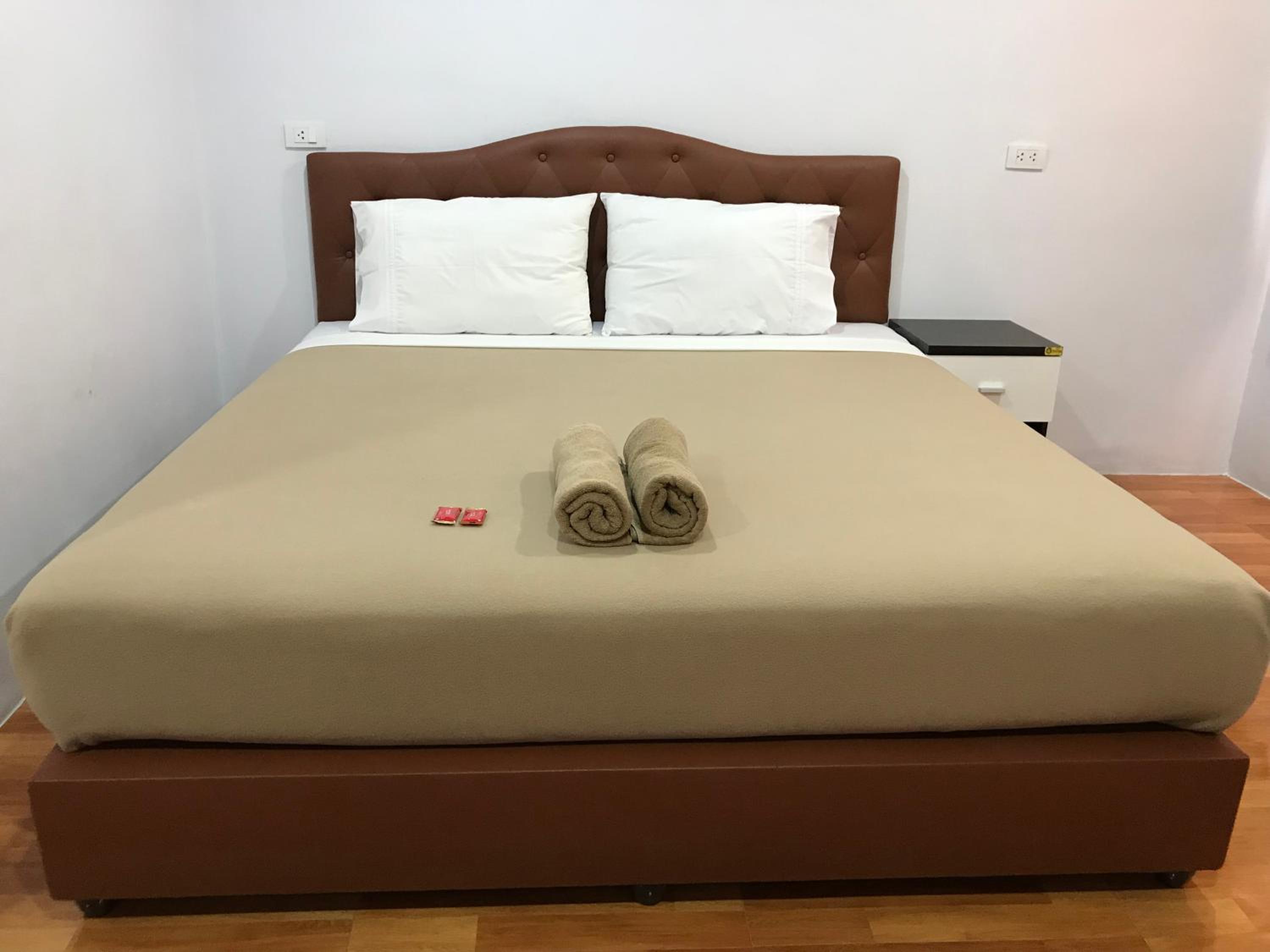 Deluxe Double Room (2 Adults + 1 Child) - Photo 2