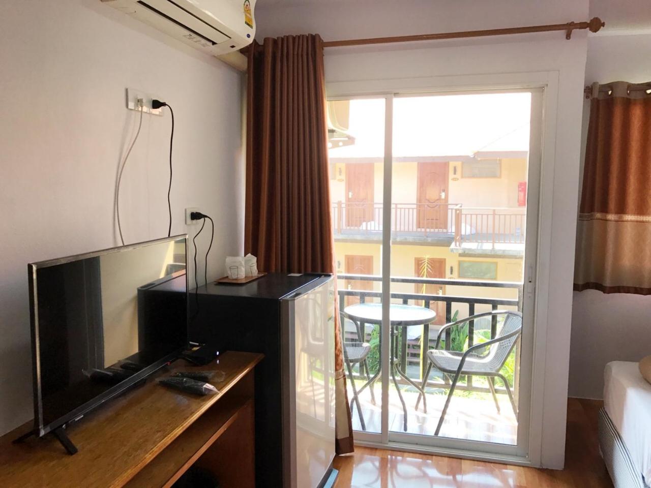 Deluxe Double Room (2 Adults + 1 Child) - Photo 12