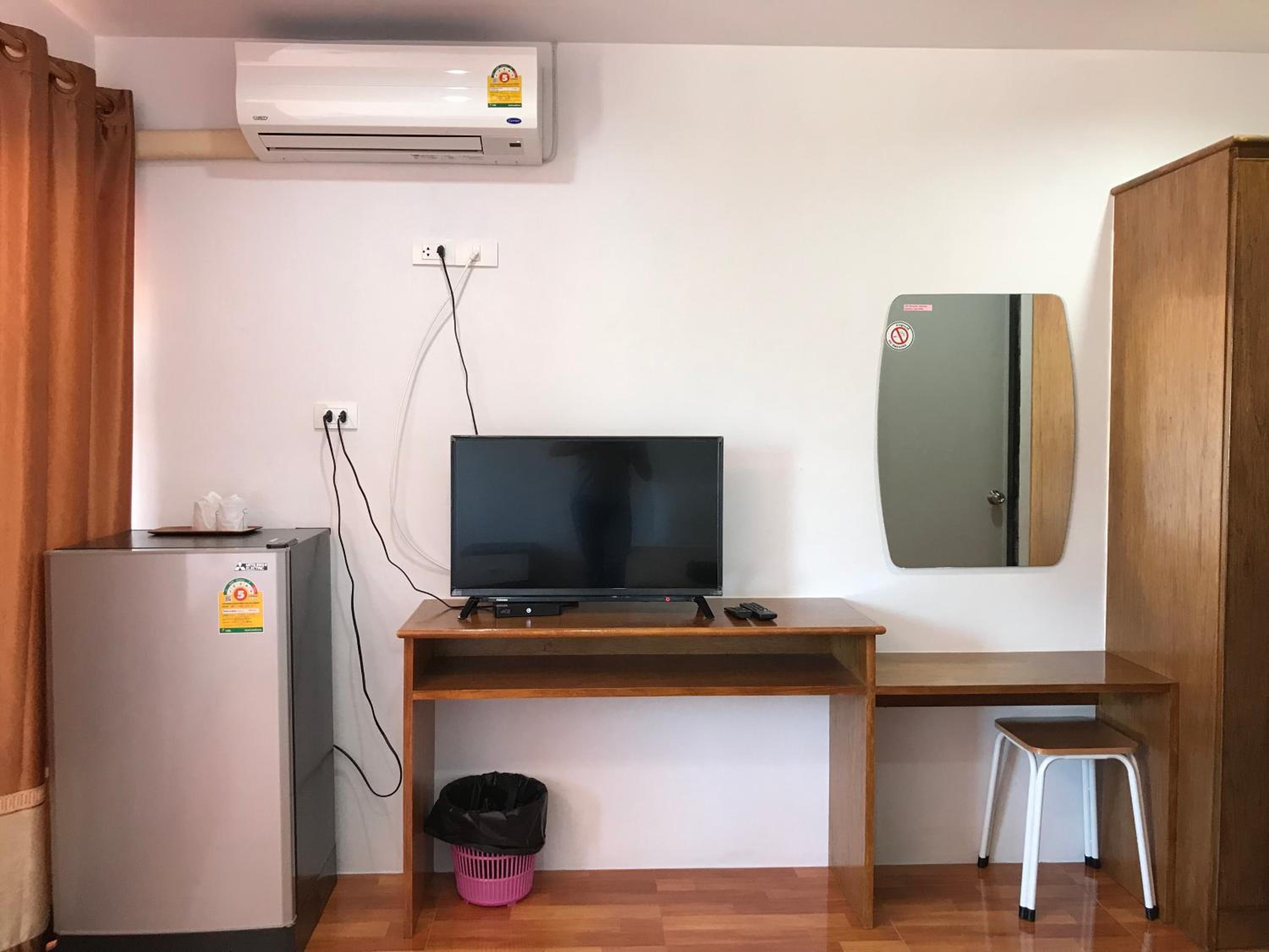 Deluxe Double Room (2 Adults + 1 Child) - Photo 9