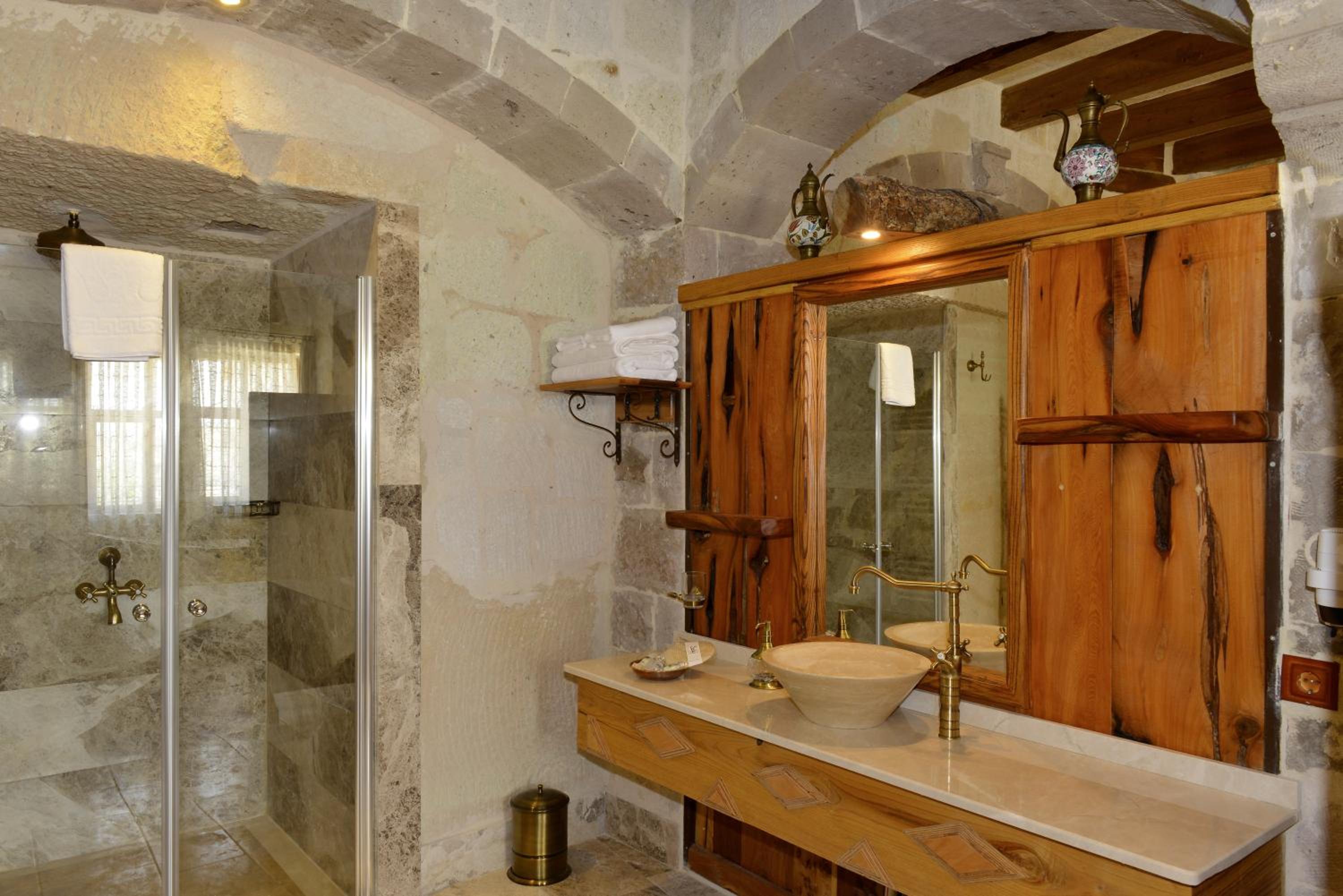King Suite with Spa Bath - Photo 5