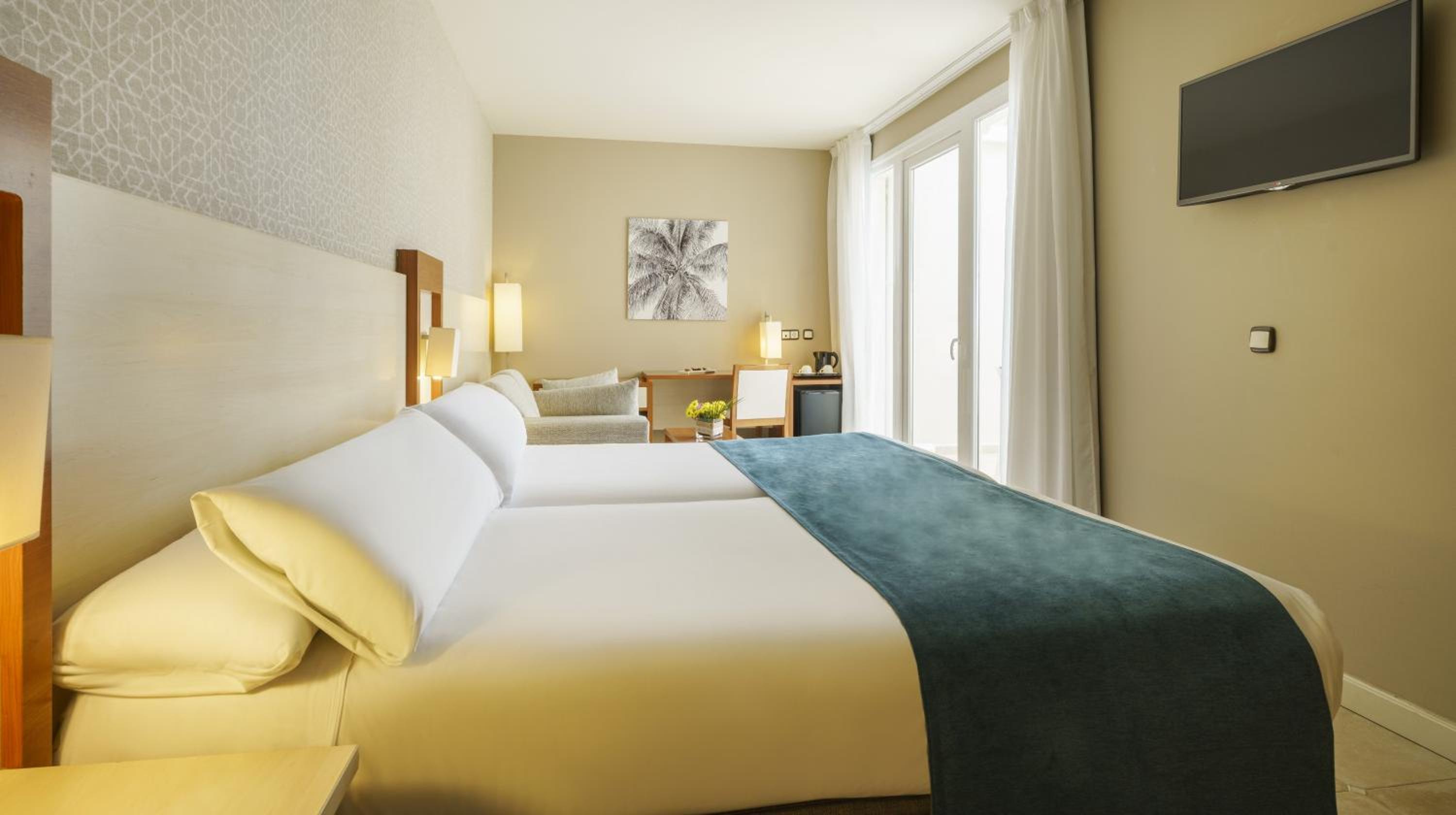 Double or Twin Room with Side Sea View - Photo 7