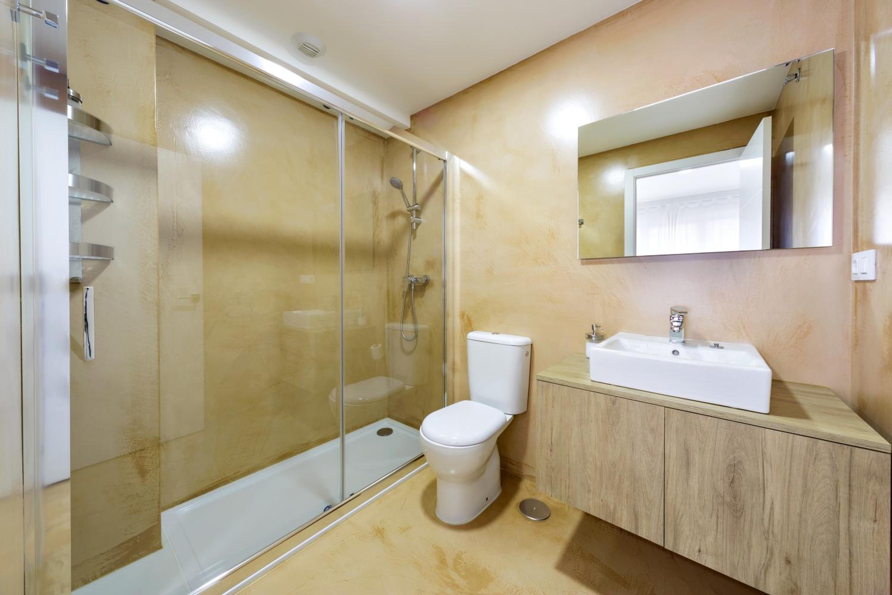 One-Bedroom Apartment 4 photo 2