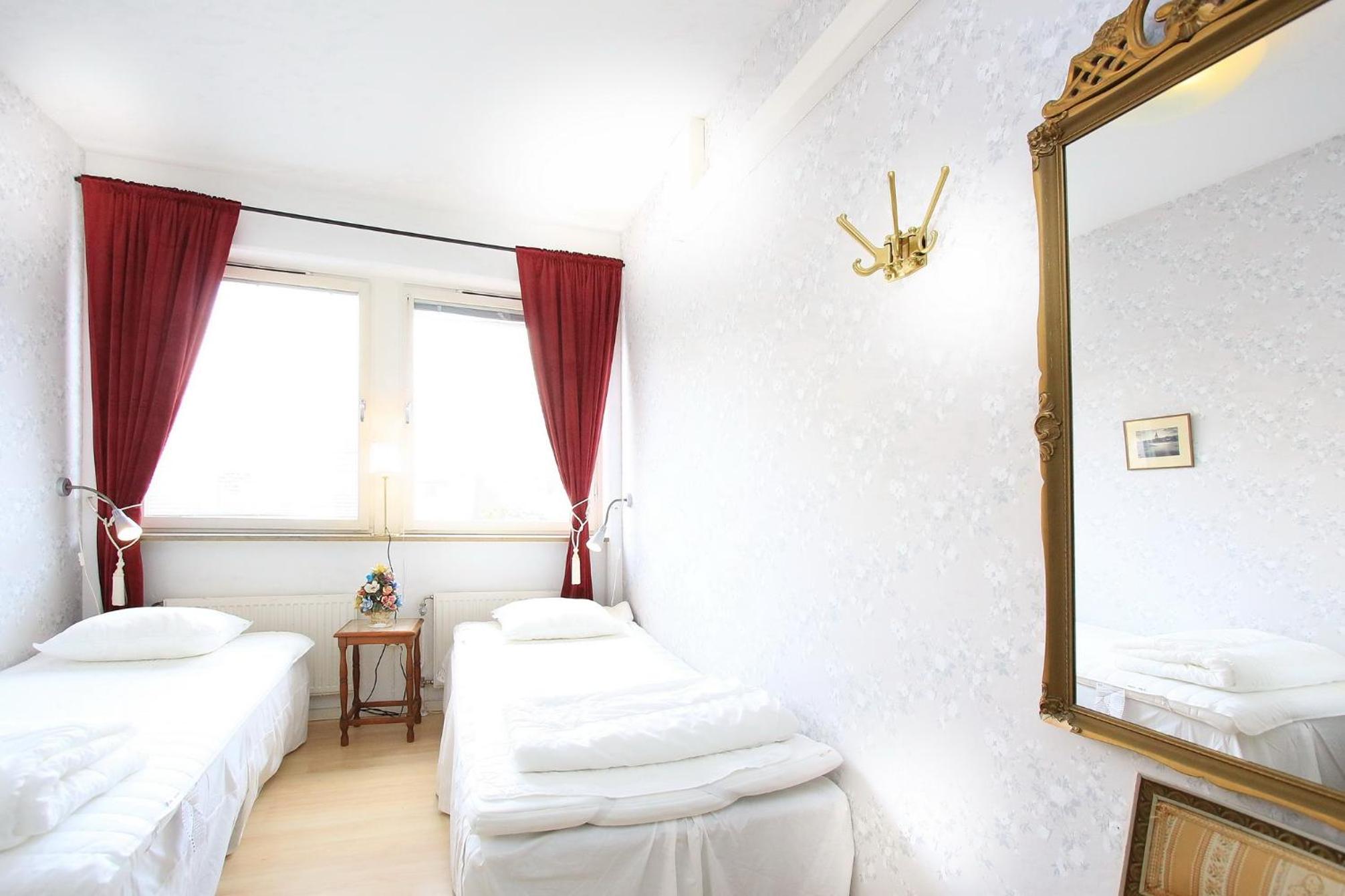 Twin Room with Shared Bathroom photo 1