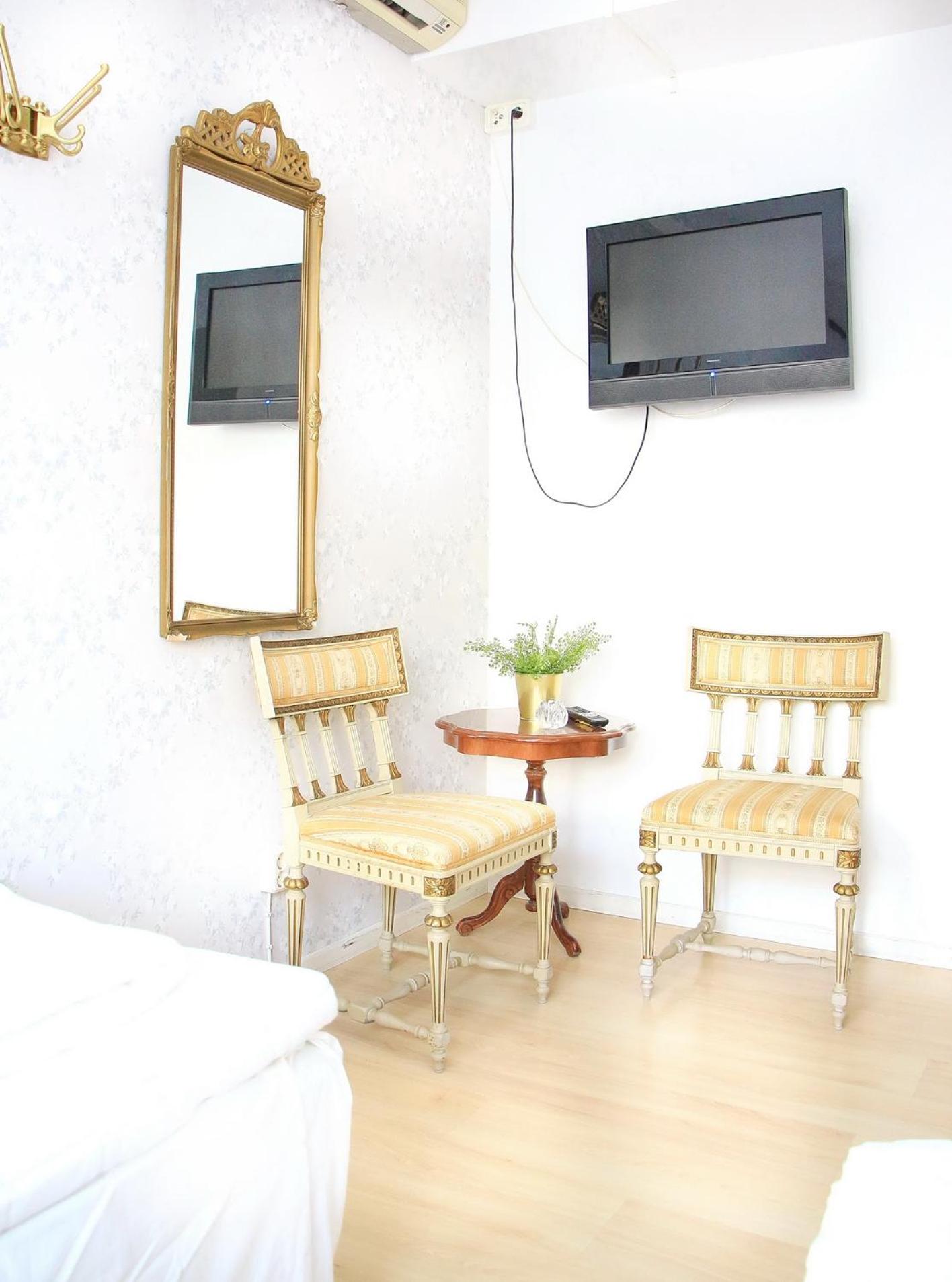 Twin Room with Shared Bathroom photo 2