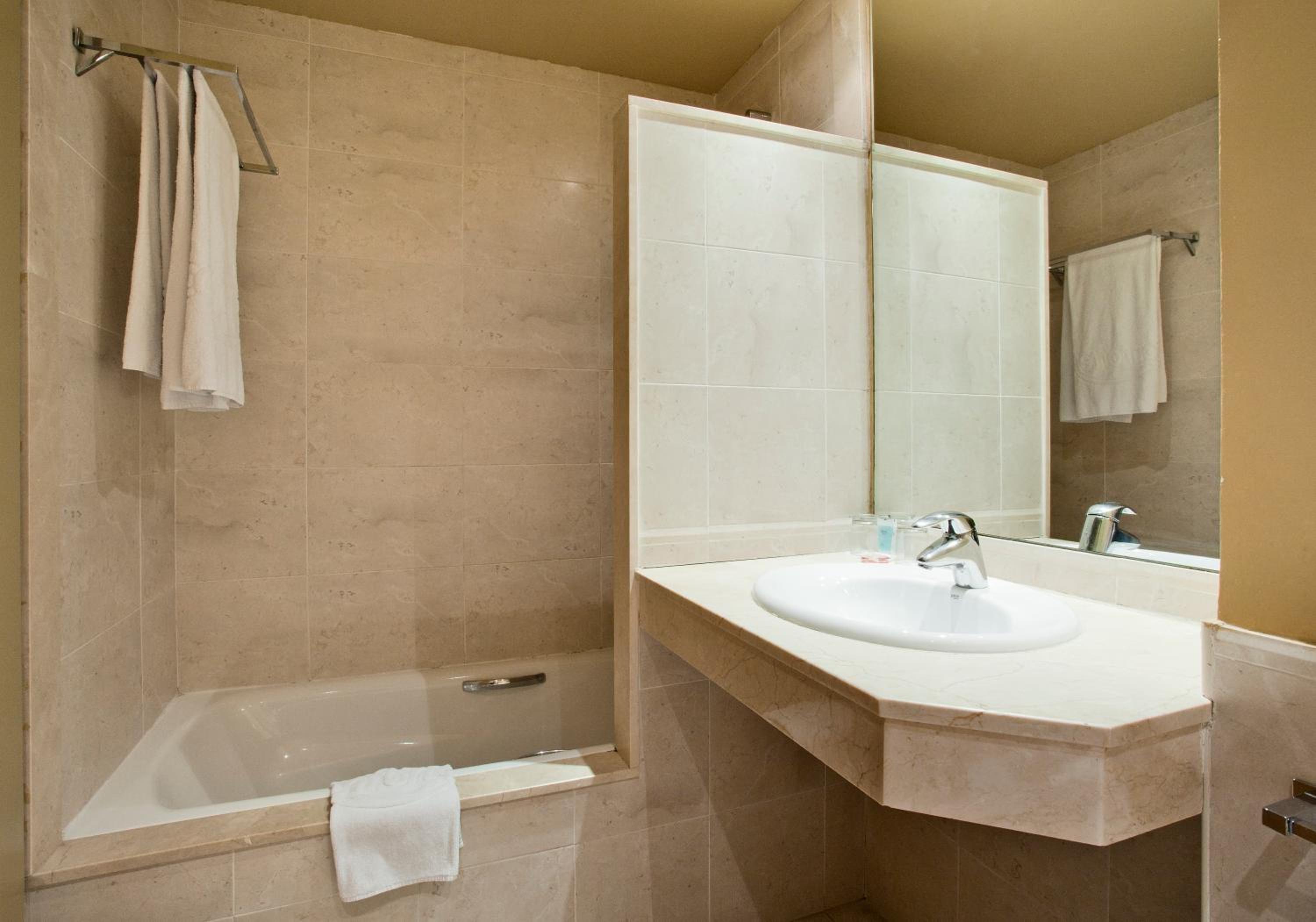 Double or Twin Room with Sea View - Photo 7