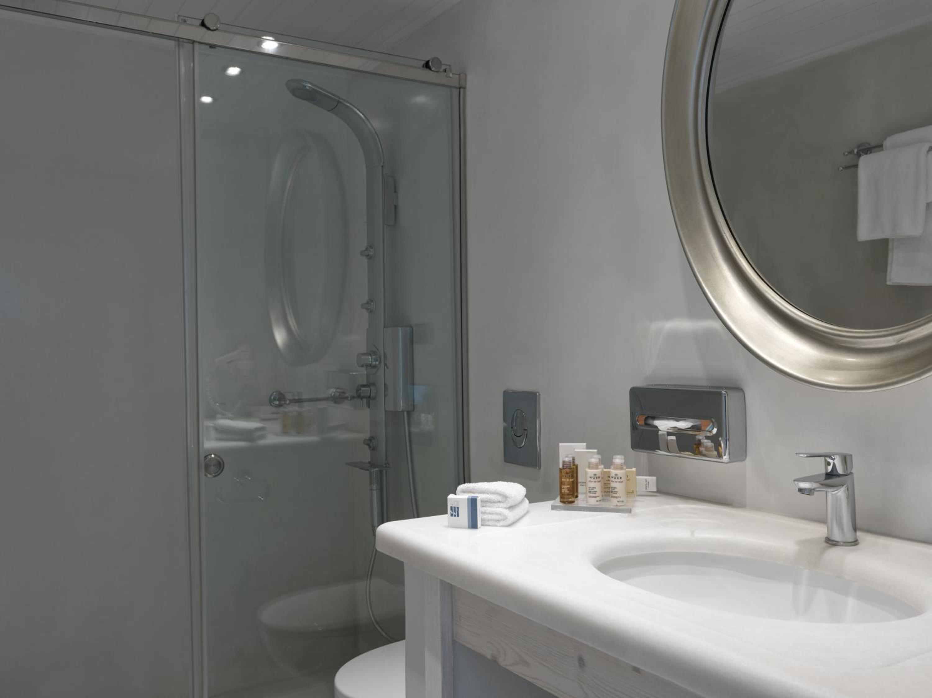 Standard Room with Sea View - Photo 13