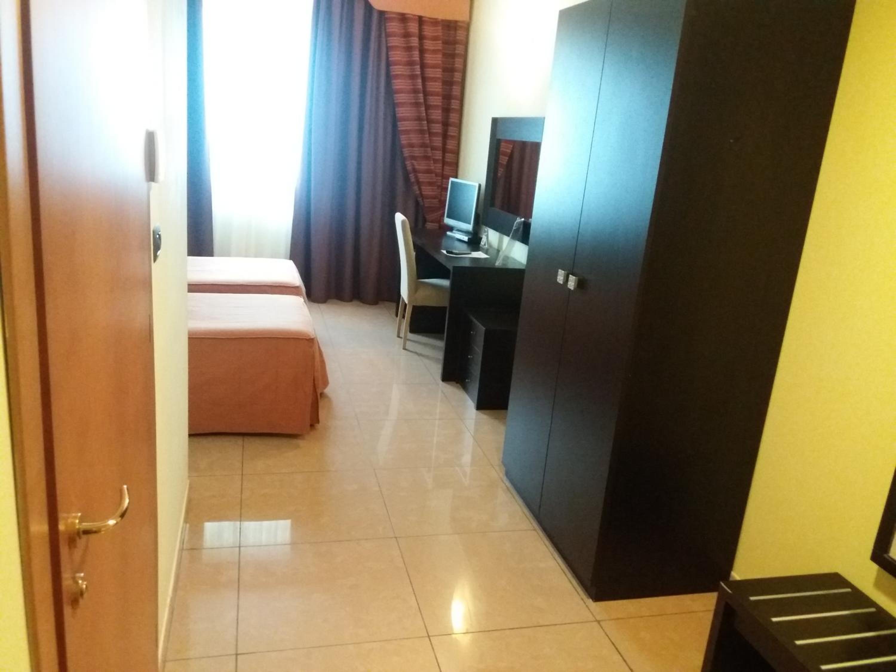 Standard Double or Twin Room - Photo 2