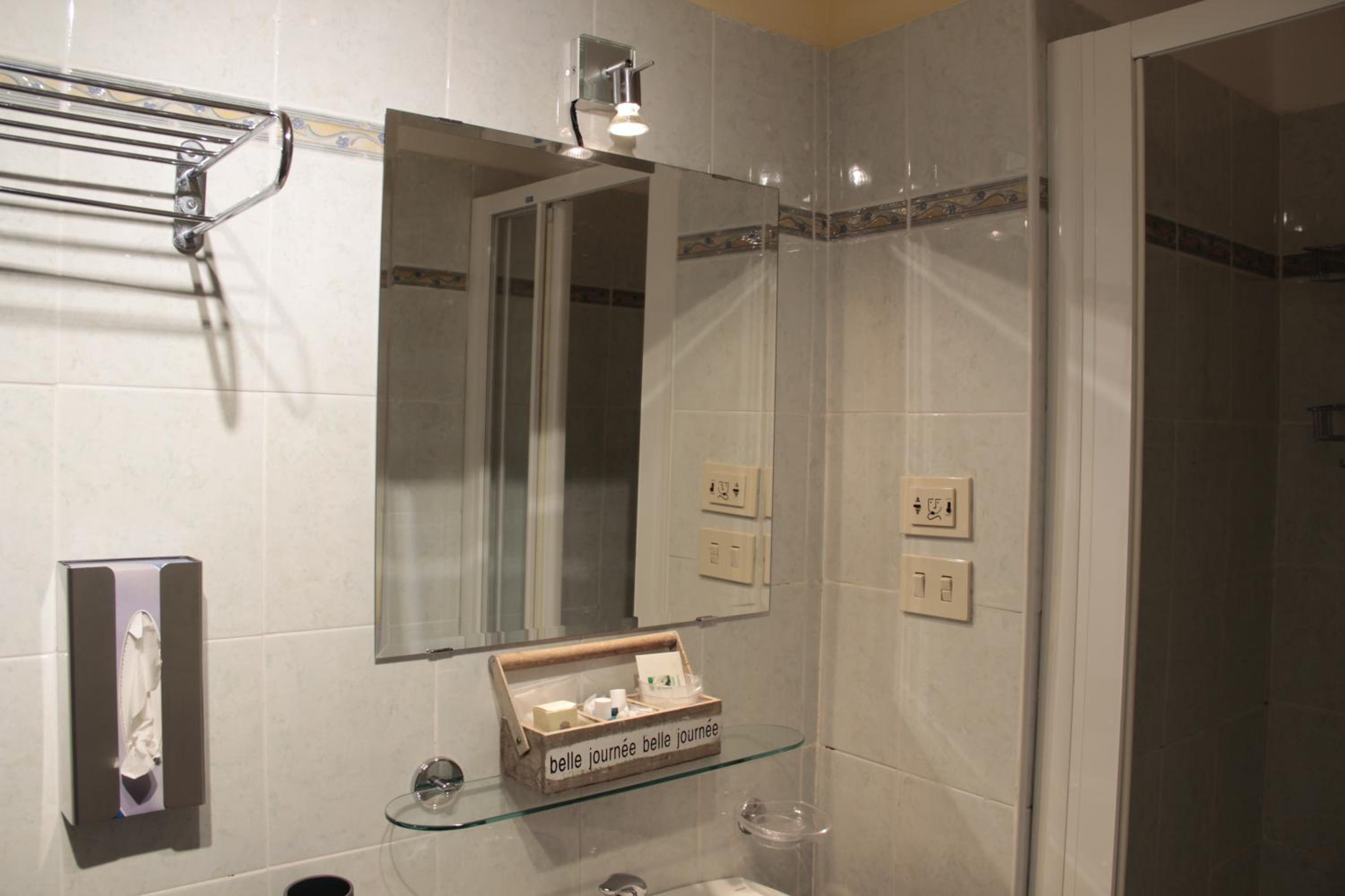 Standard Double Room - Photo 4