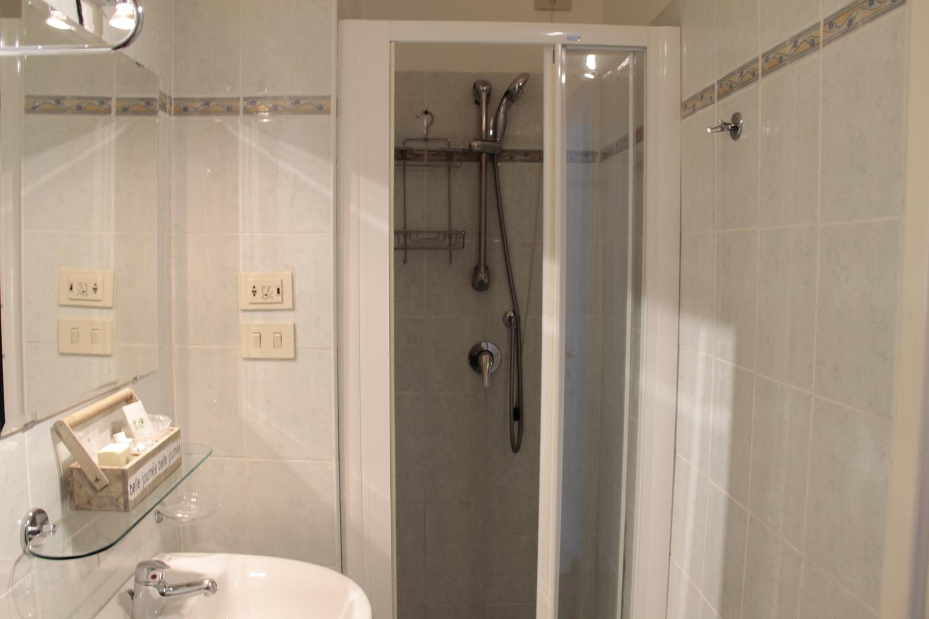 Standard Double Room - Photo 3