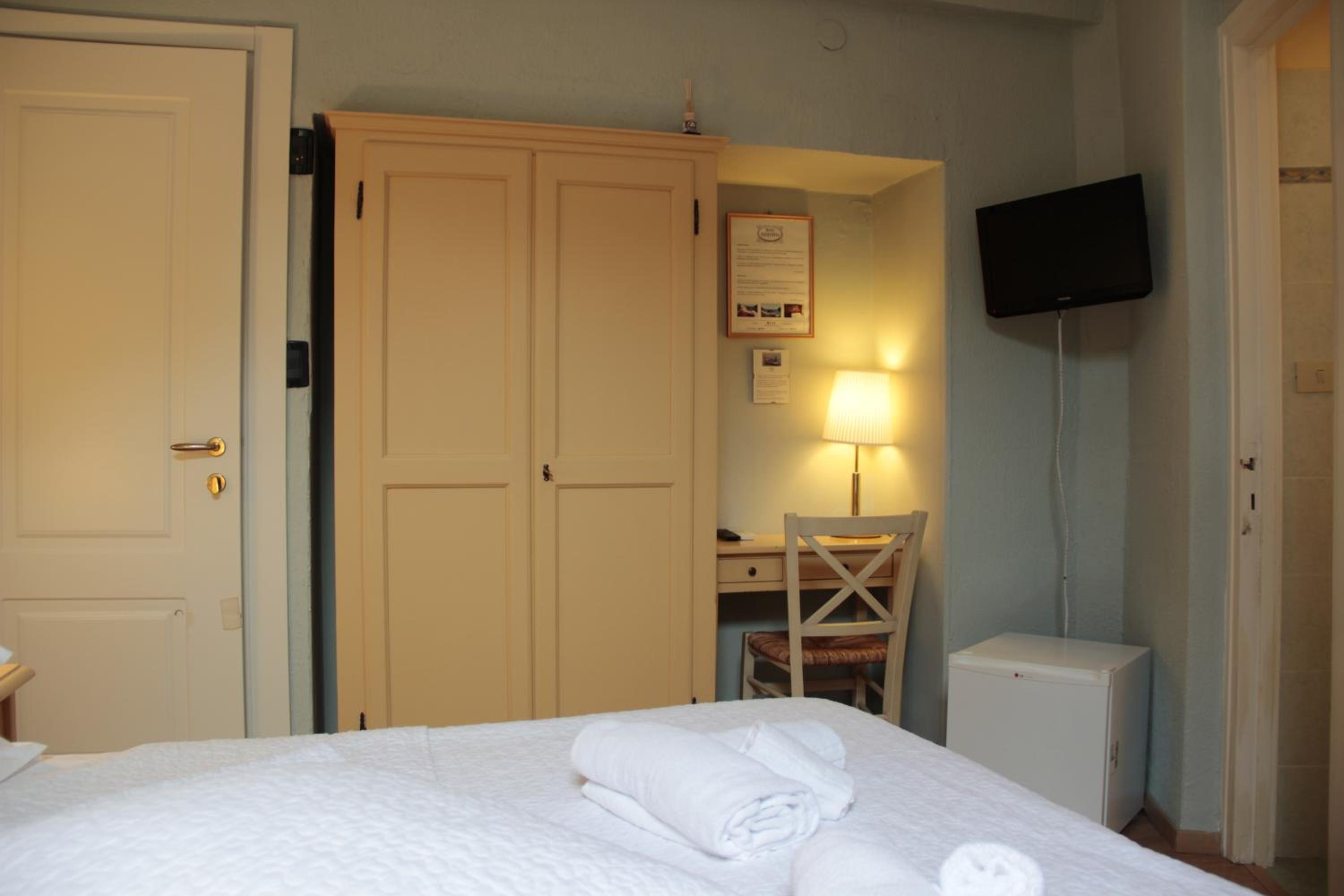 Standard Double Room - Photo 2