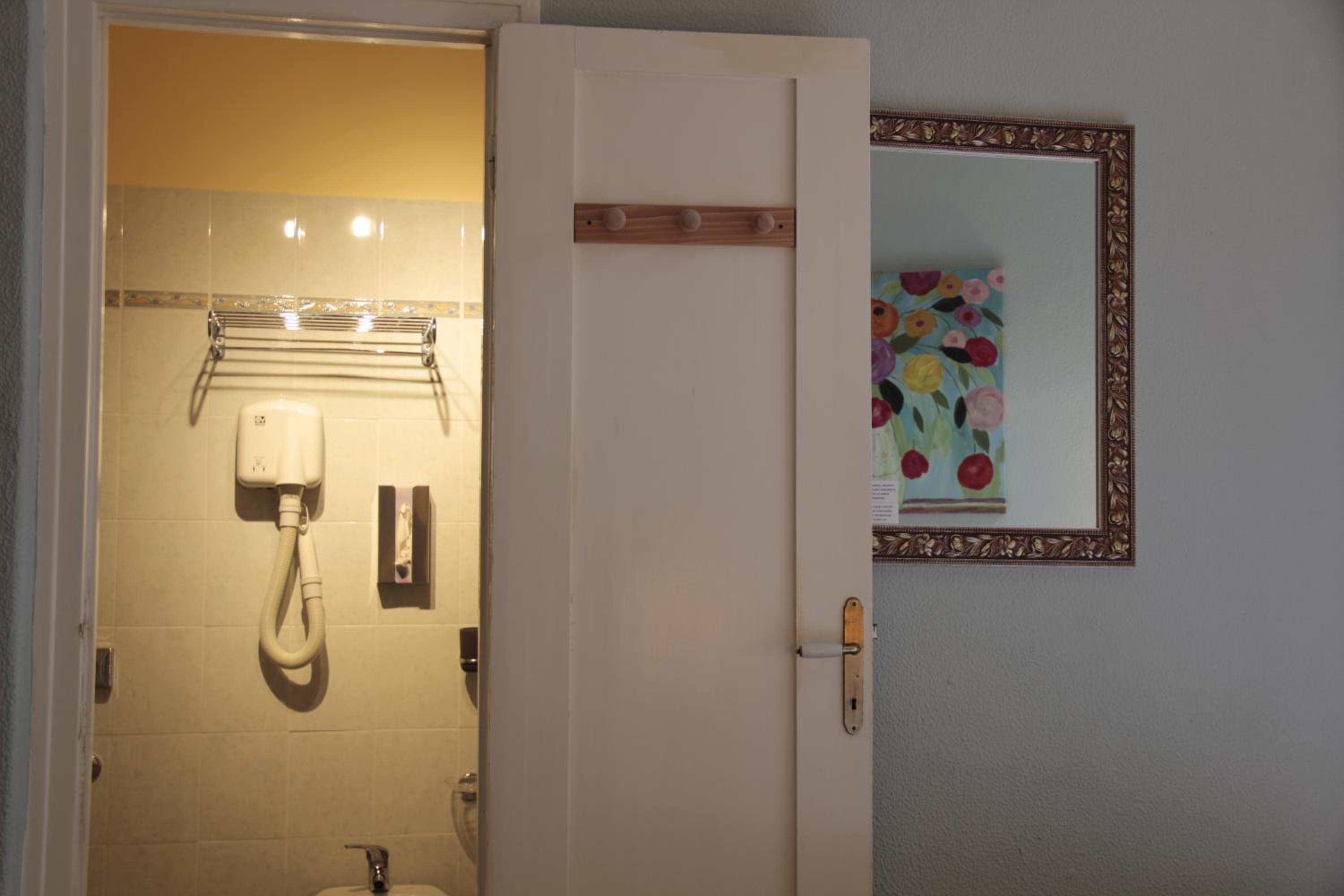 Standard Double Room - Photo 6