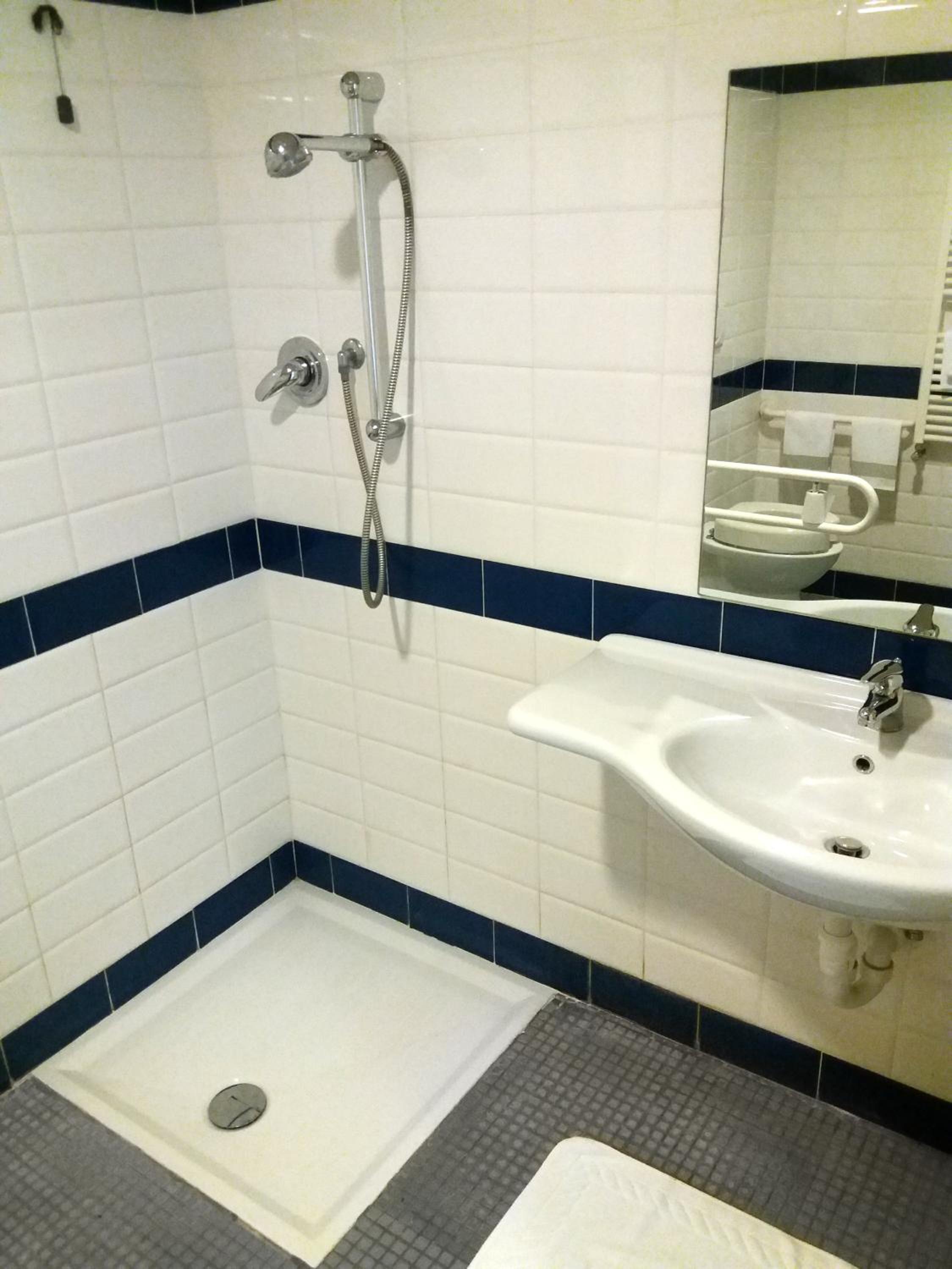 Room for Disabled - Photo 3