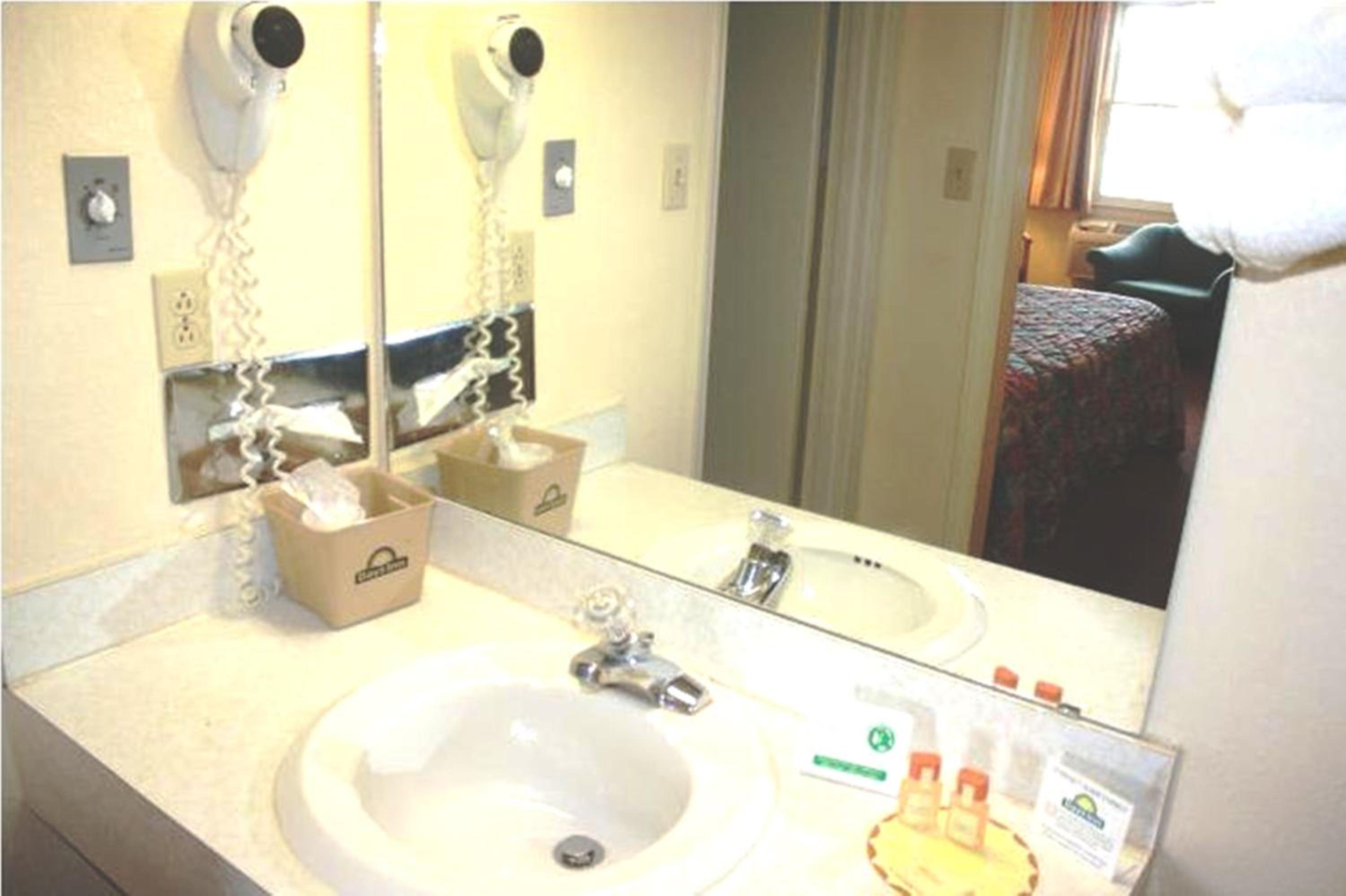 Queen Room - Non-Smoking photo 2