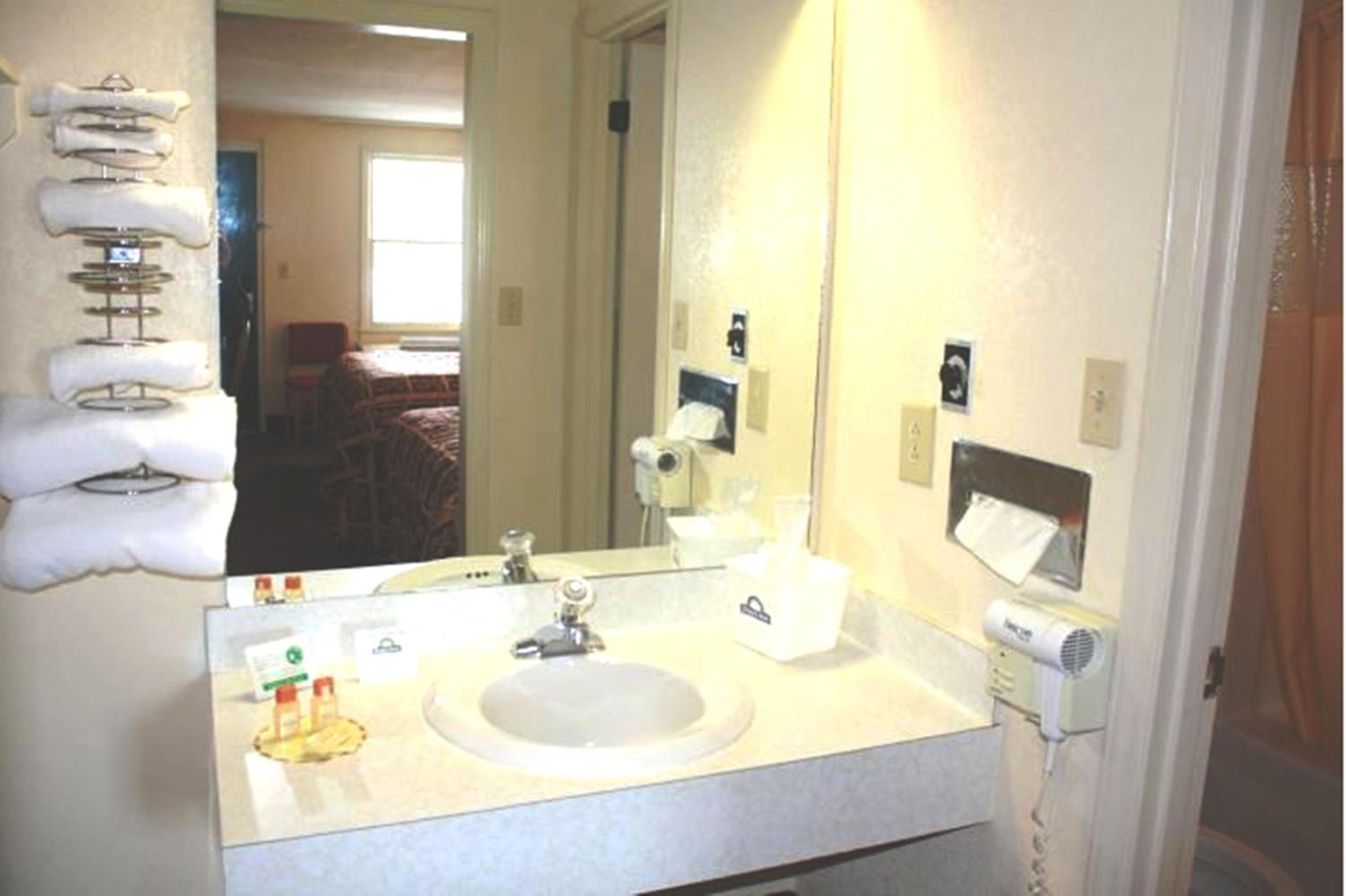 Queen Room - Non-Smoking photo 3
