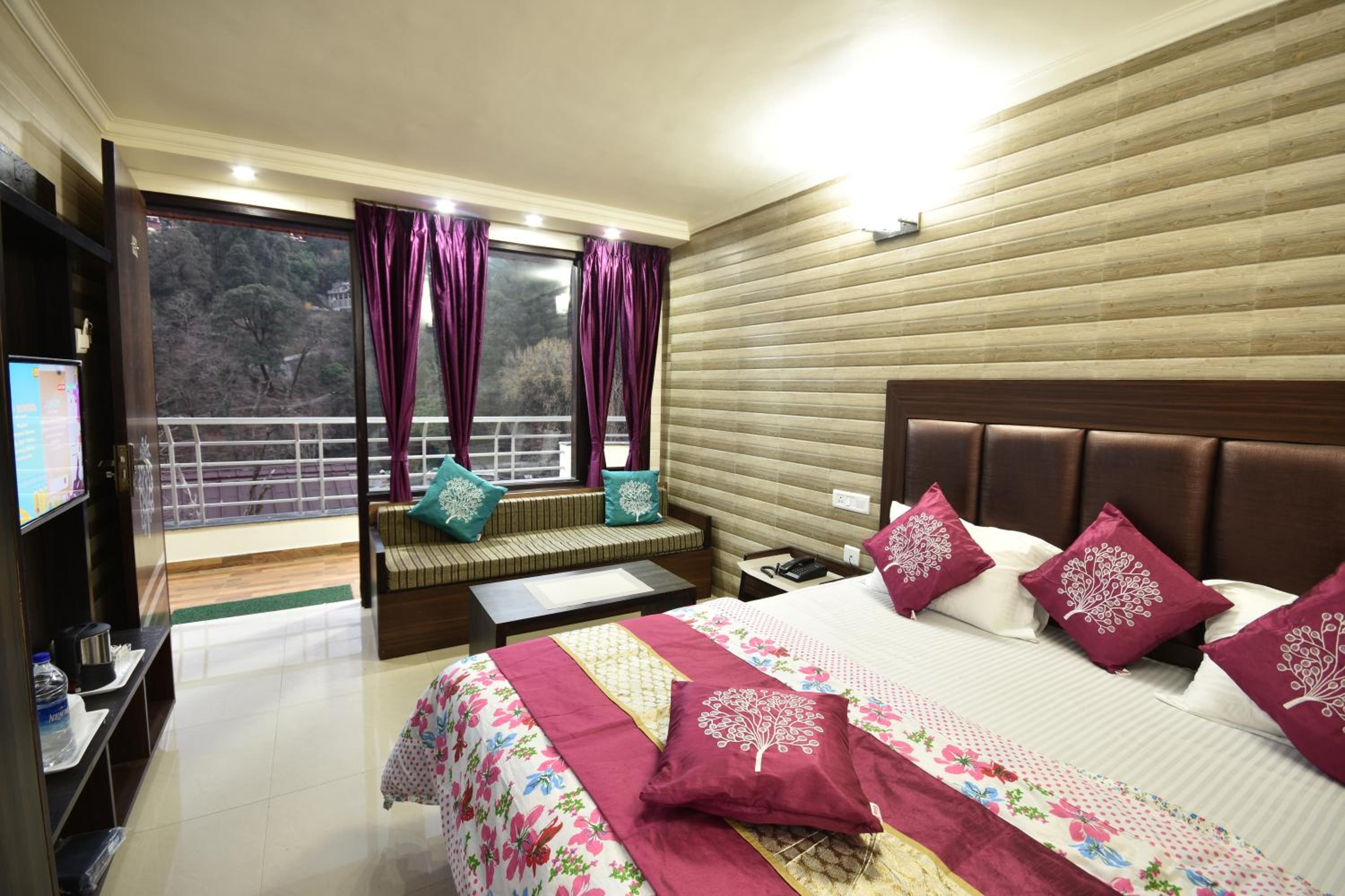 Deluxe Double Room with Balcony photo 1