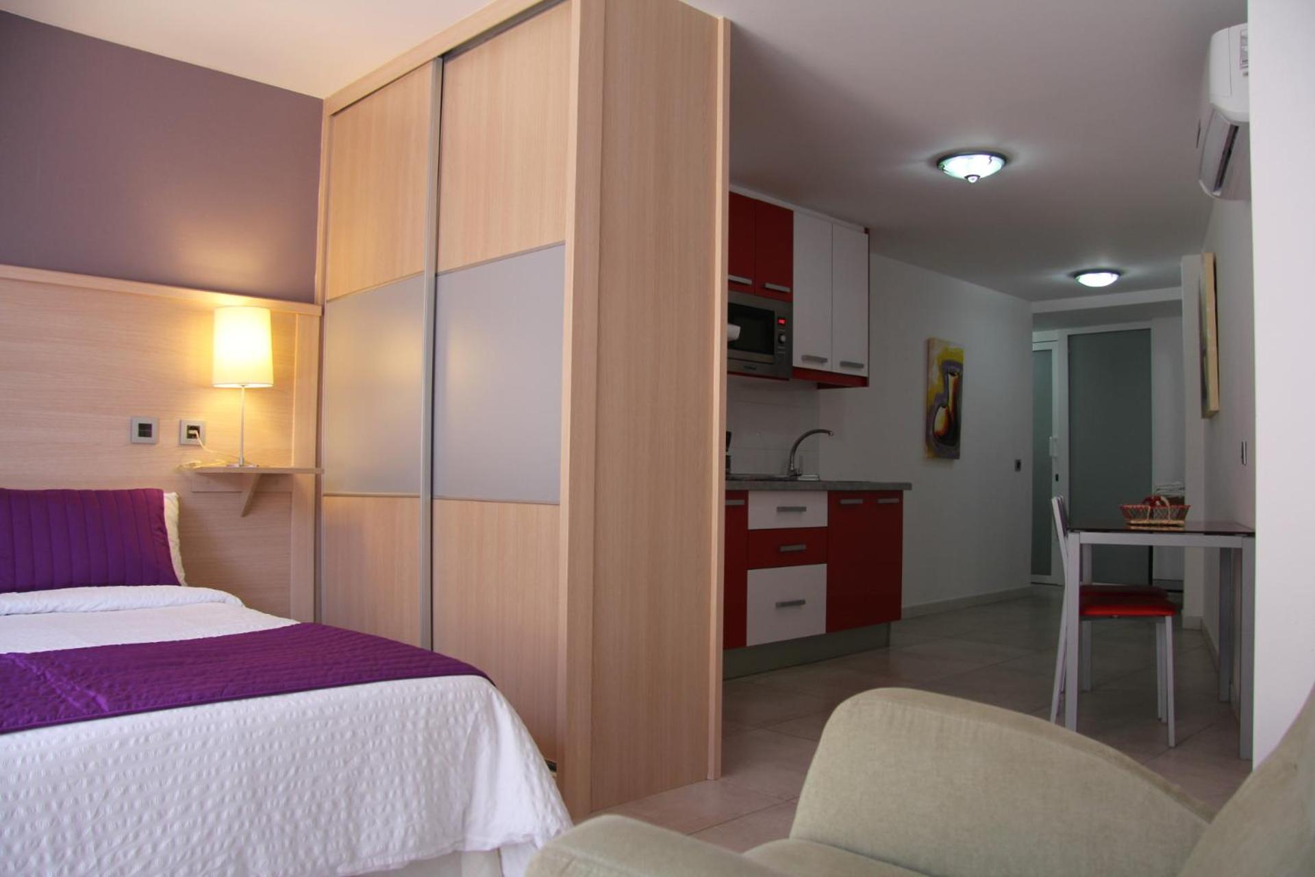 Apartamento con vistas a la terraza y la piscina