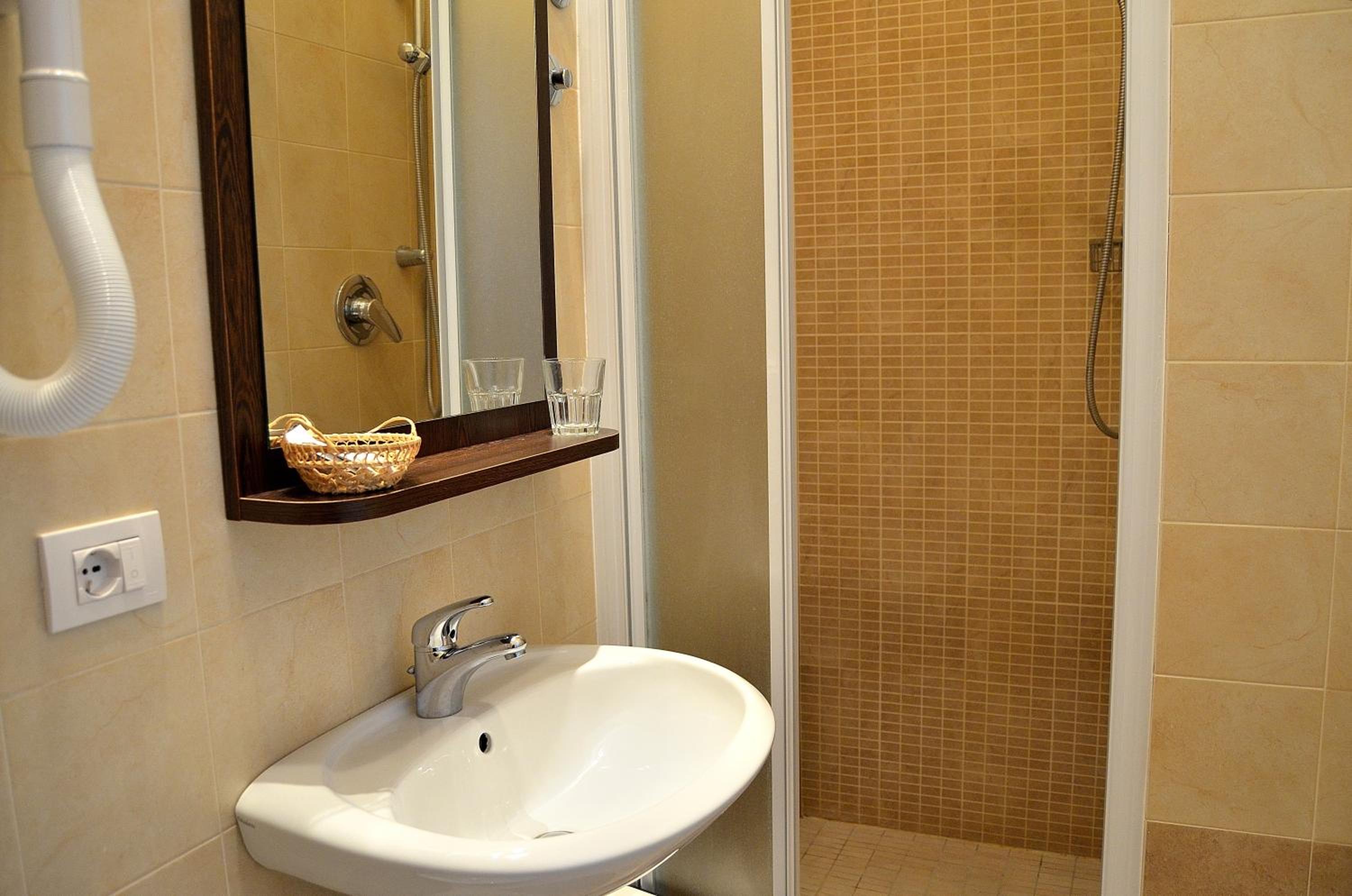 Standard Double or Twin Room - Photo 5