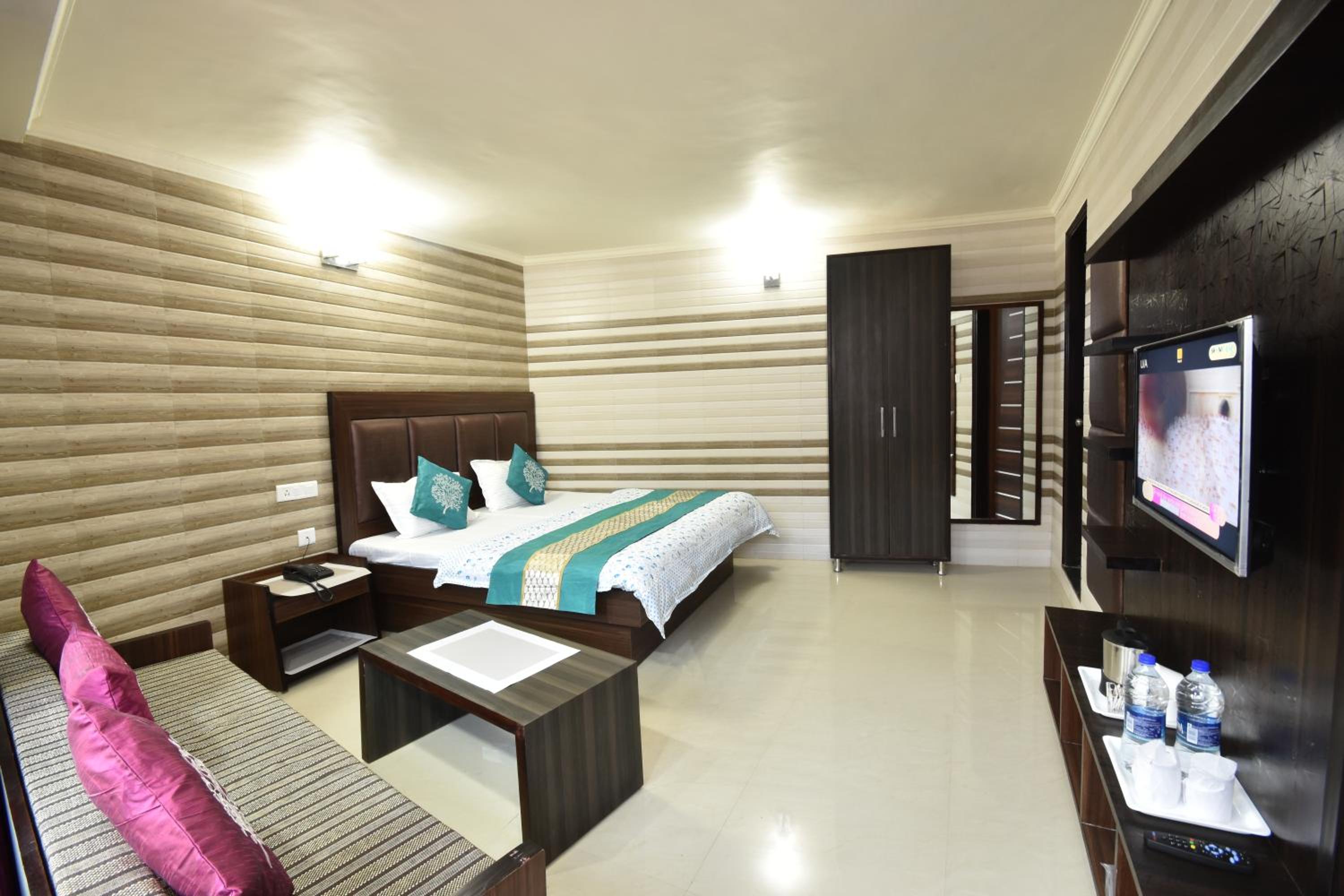 Deluxe Double Room with Balcony photo 3