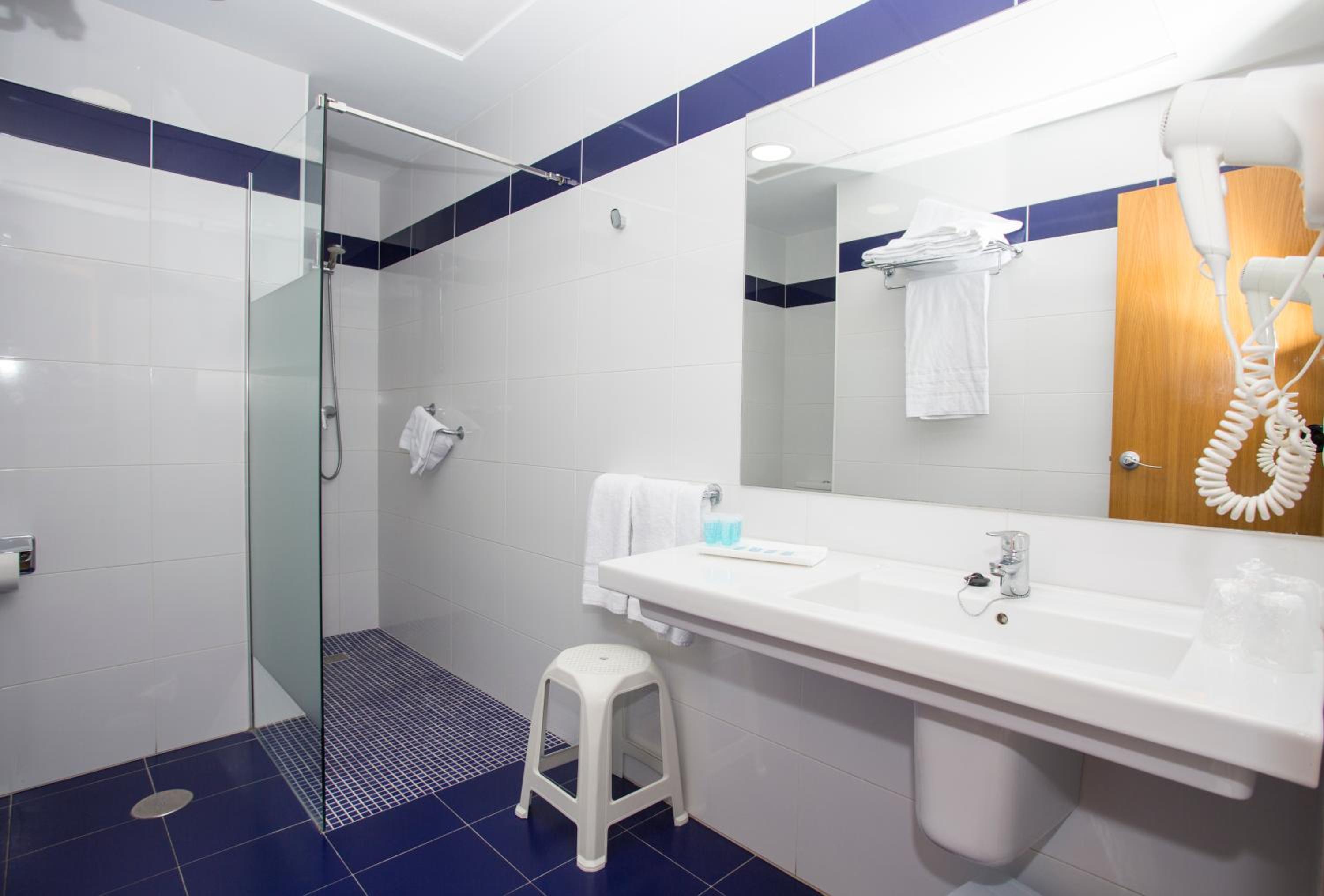 Standard Double or Twin Room thumbnail 5