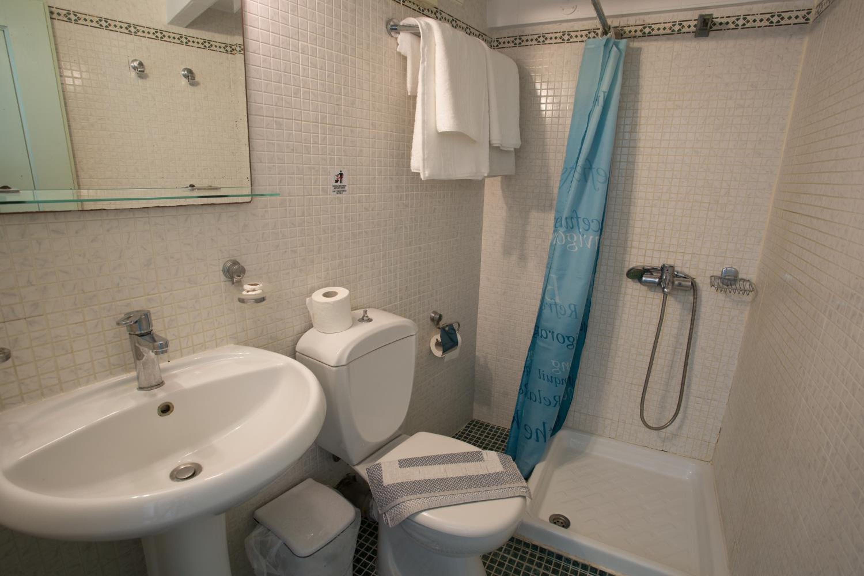 Quadruple Room thumbnail 6
