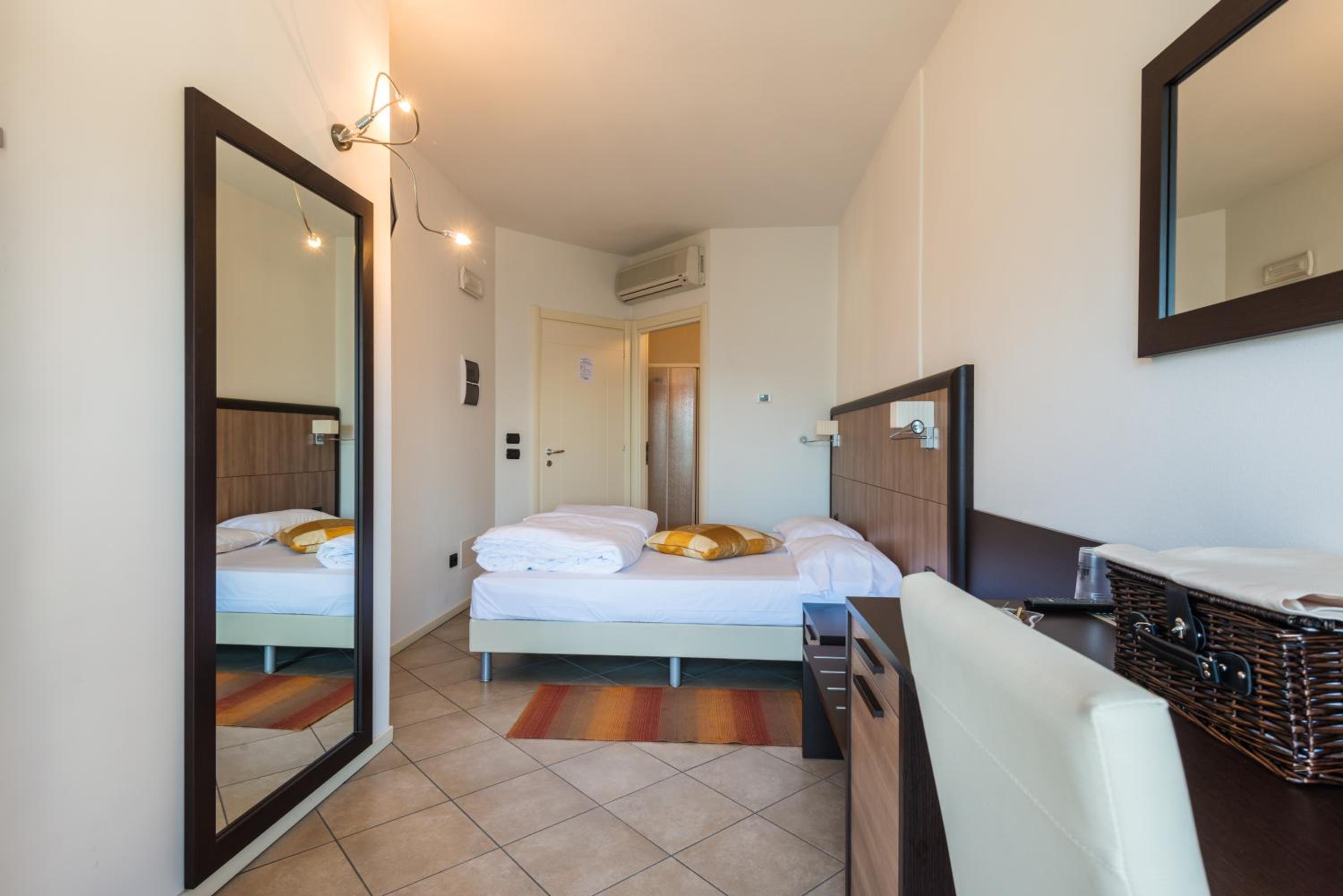 Double Room With Lake View - Photo 8