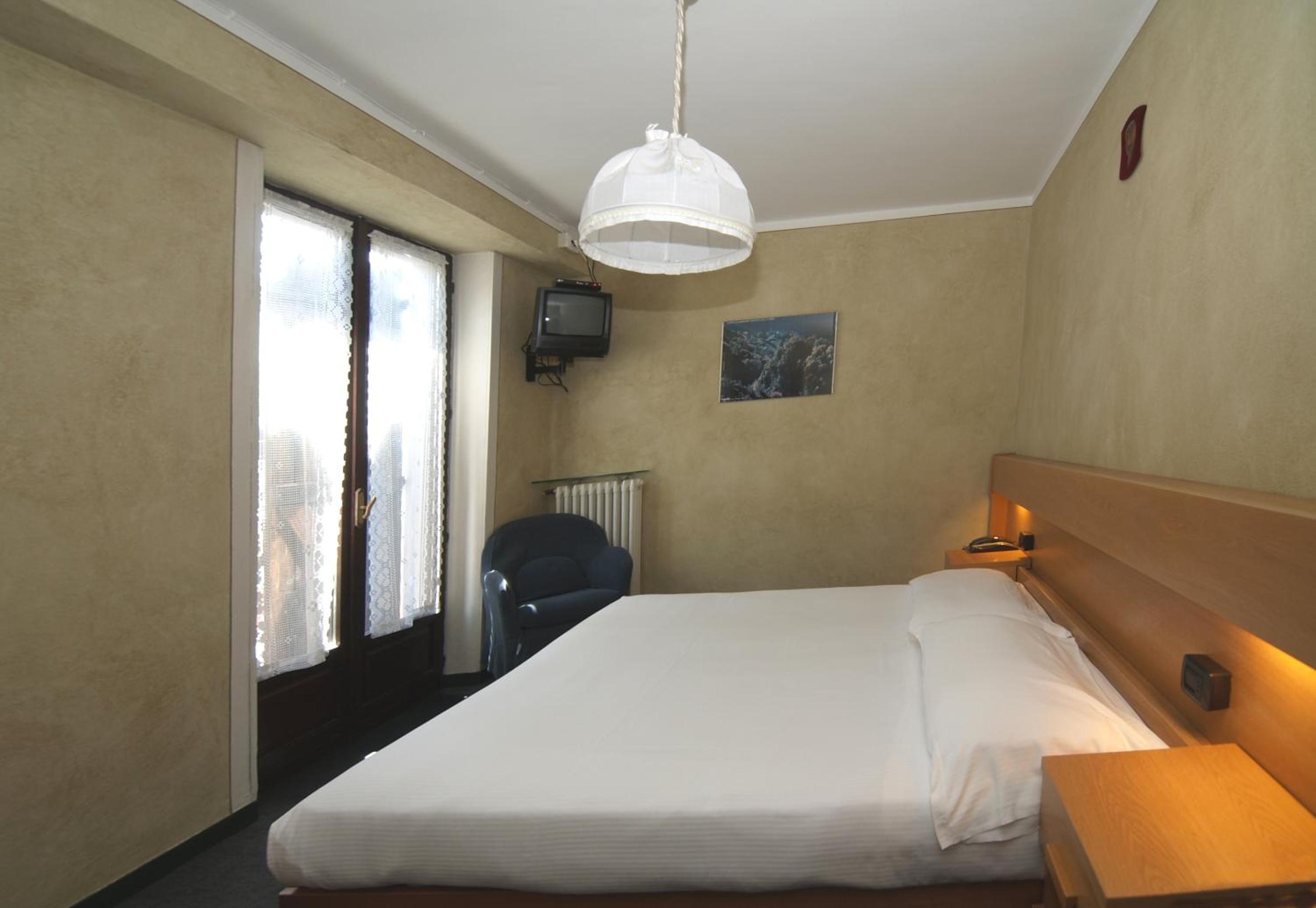 Double or Twin Room - Photo 2