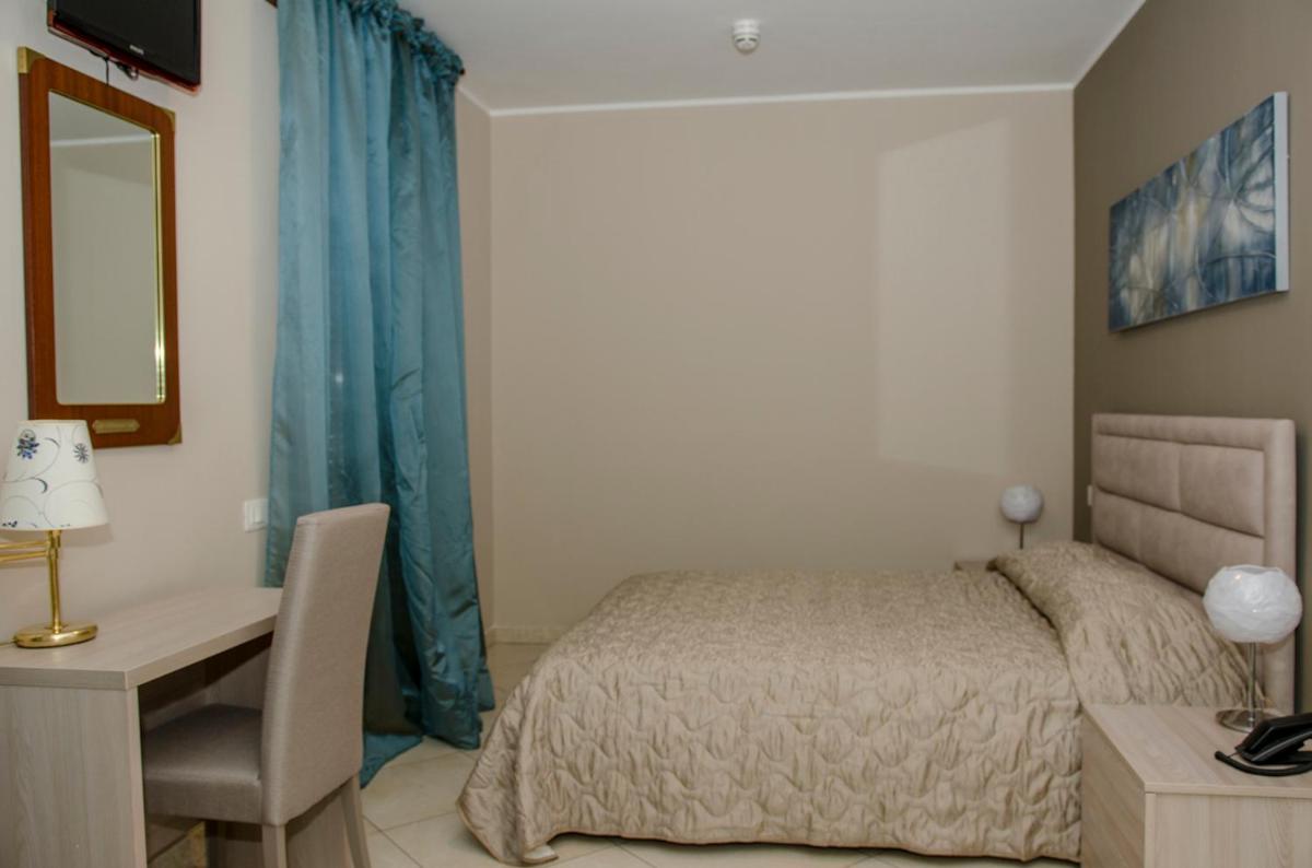 Superior Double Room with Balcony and Lake View photo 2