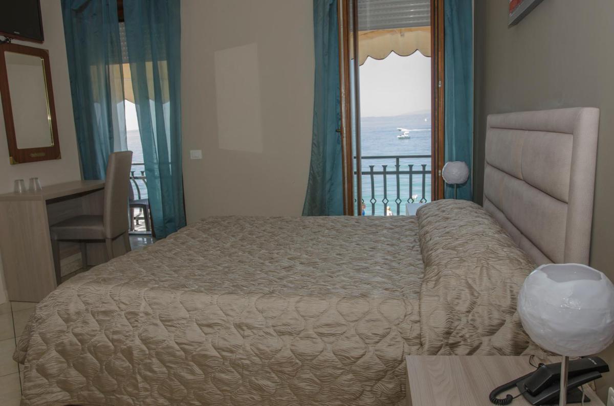 Superior Double Room with Balcony and Lake View photo 1