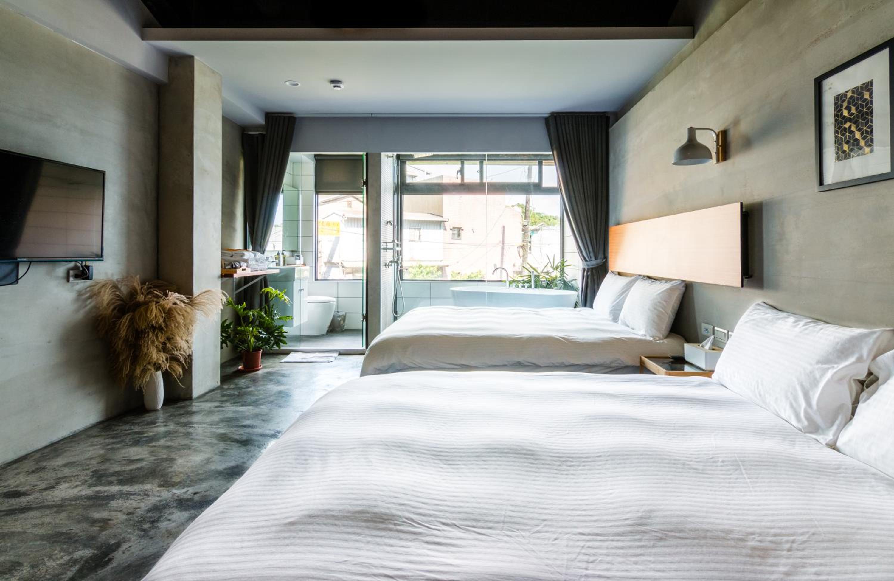 Deluxe Quadruple Room with Side Sea View and bathtub