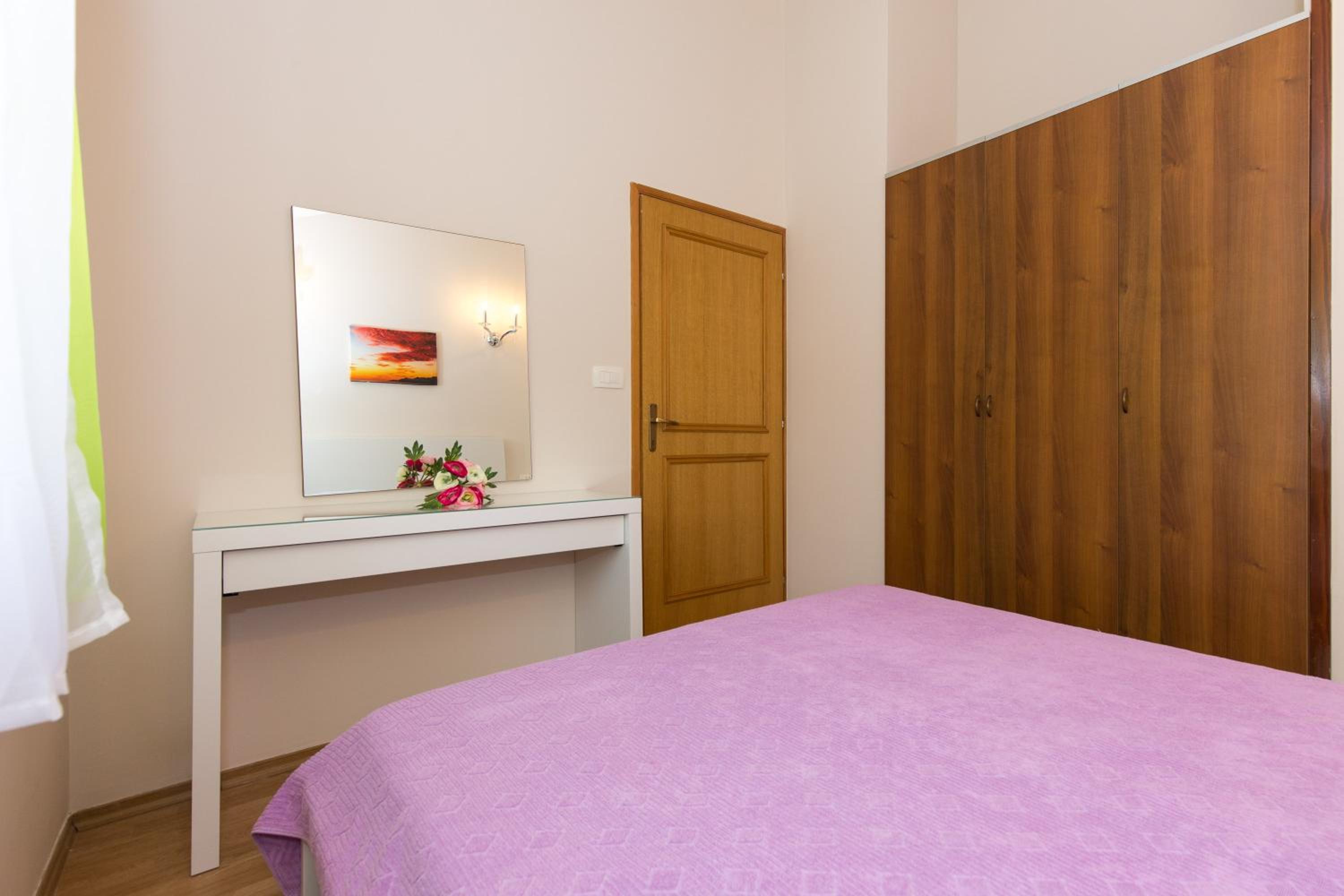 One-Bedroom Apartment with Terrace photo 3
