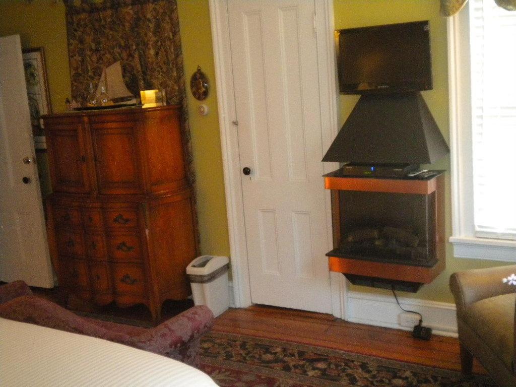 Greenport Room - King Waterfront  photo 3