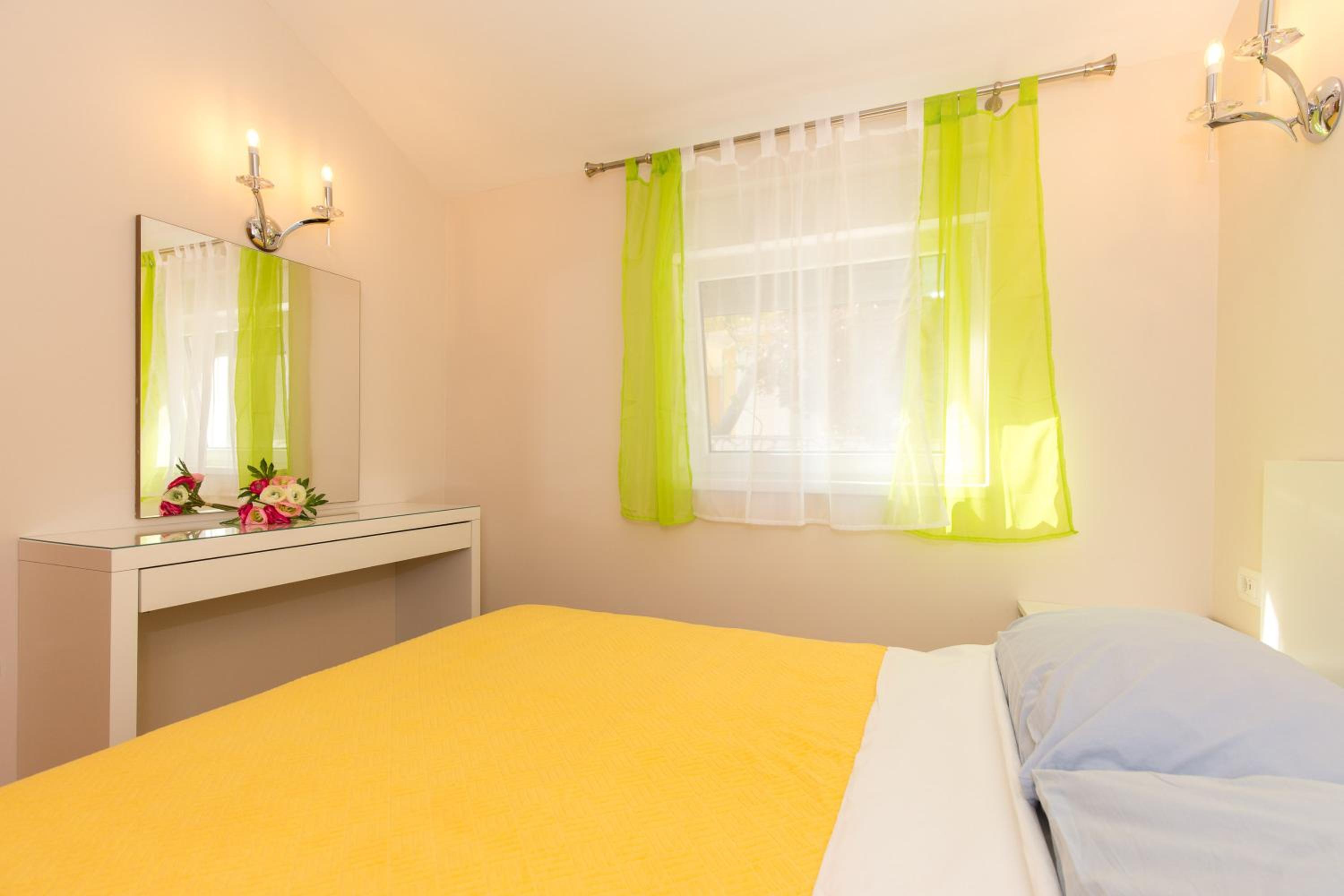 One-Bedroom Apartment with Sea View photo 1