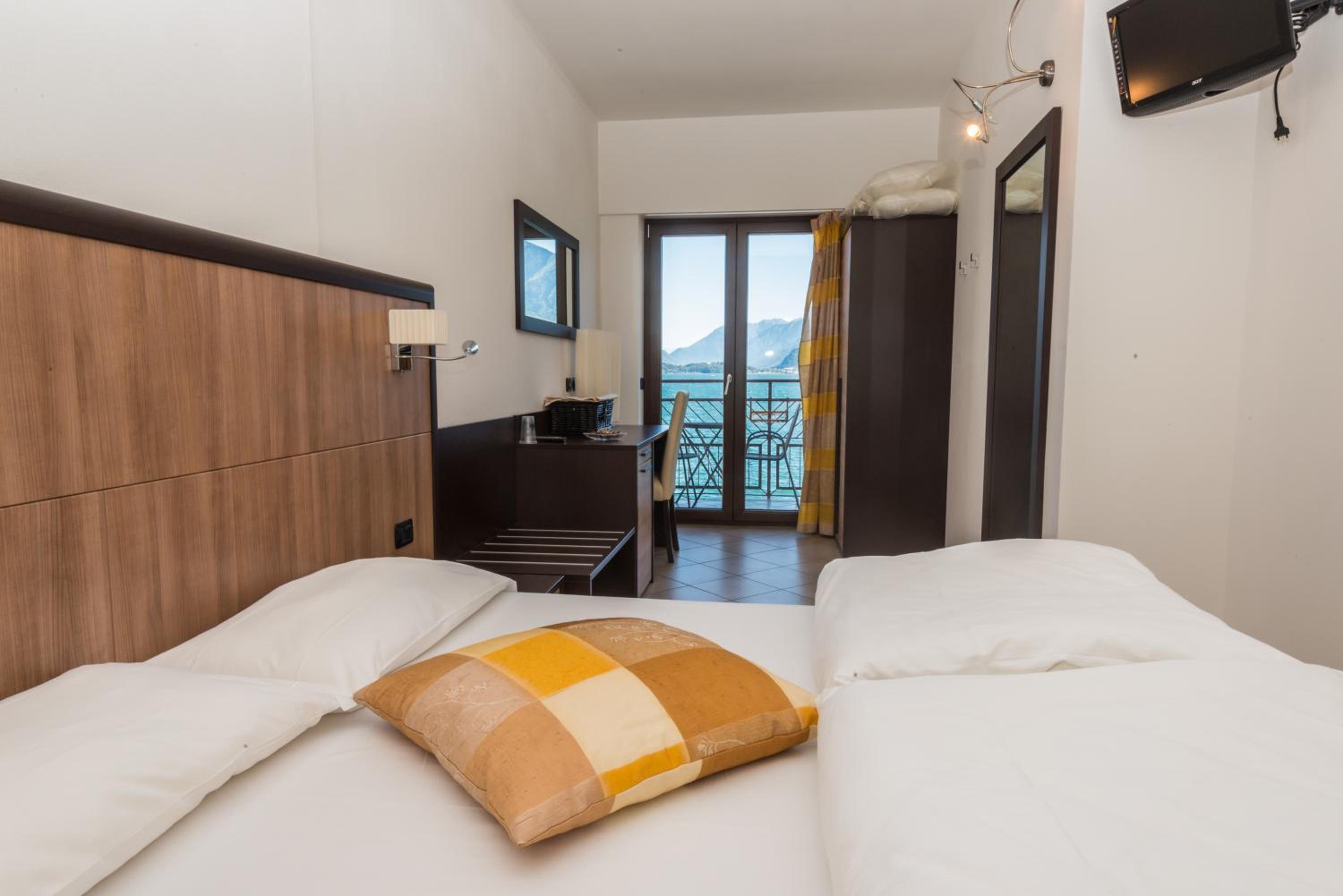 Double Room With Lake View - Photo 10