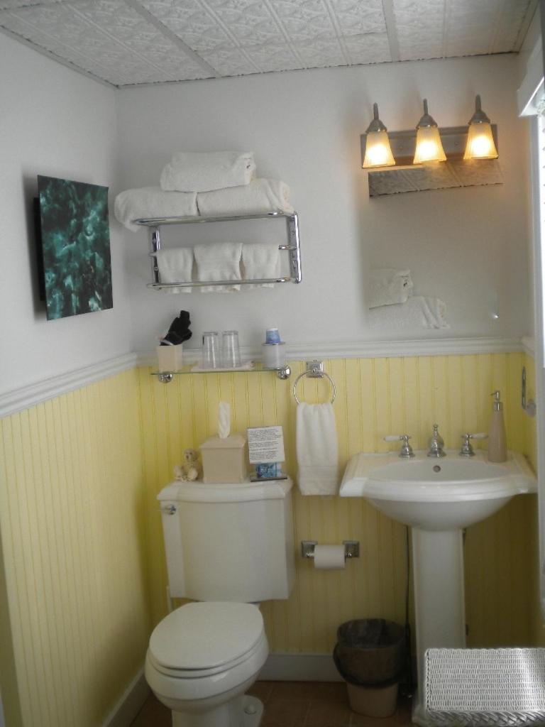 Shelter Island Room - King Waterfront   photo 3