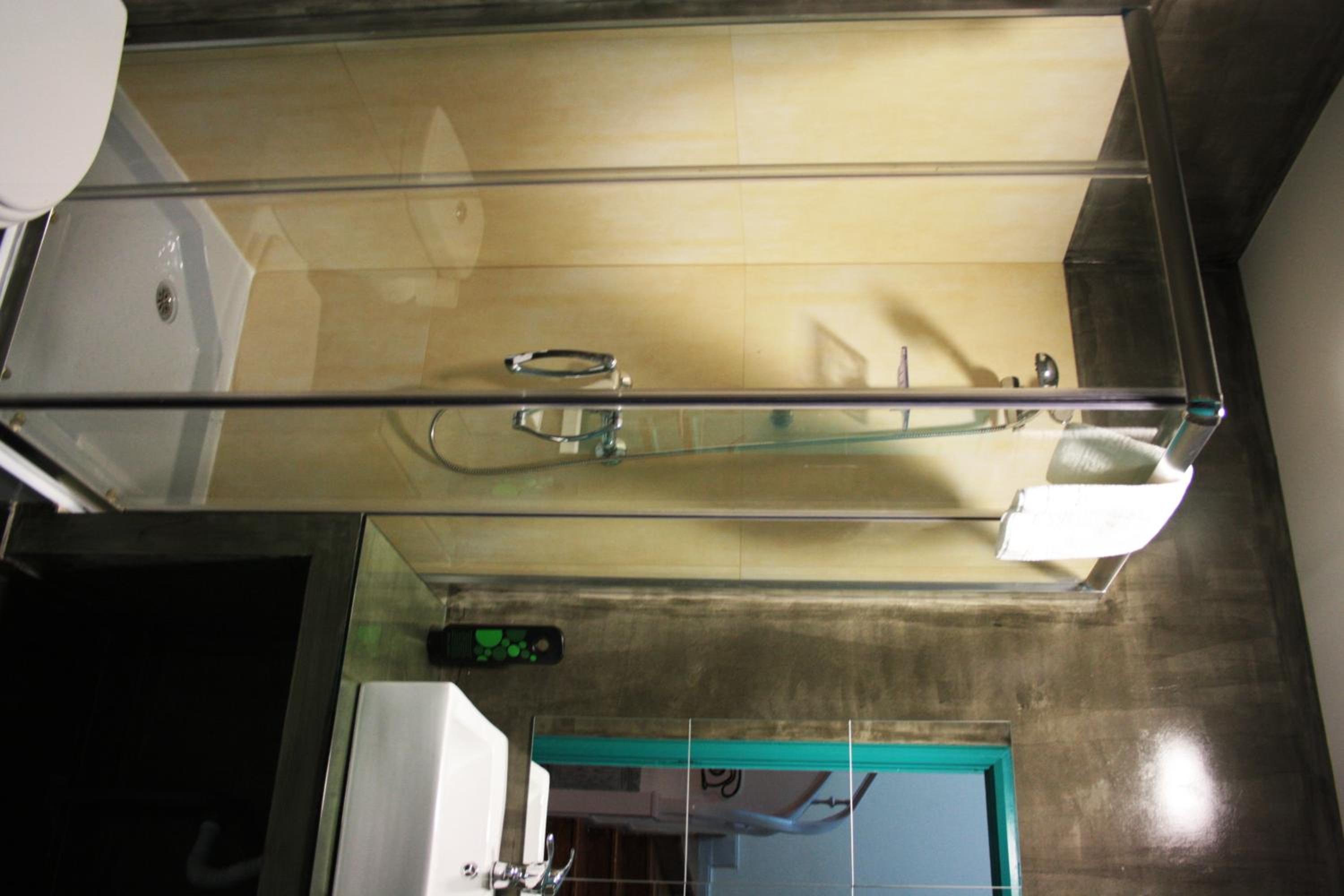 Double Room with Private Bathroom - Photo 2