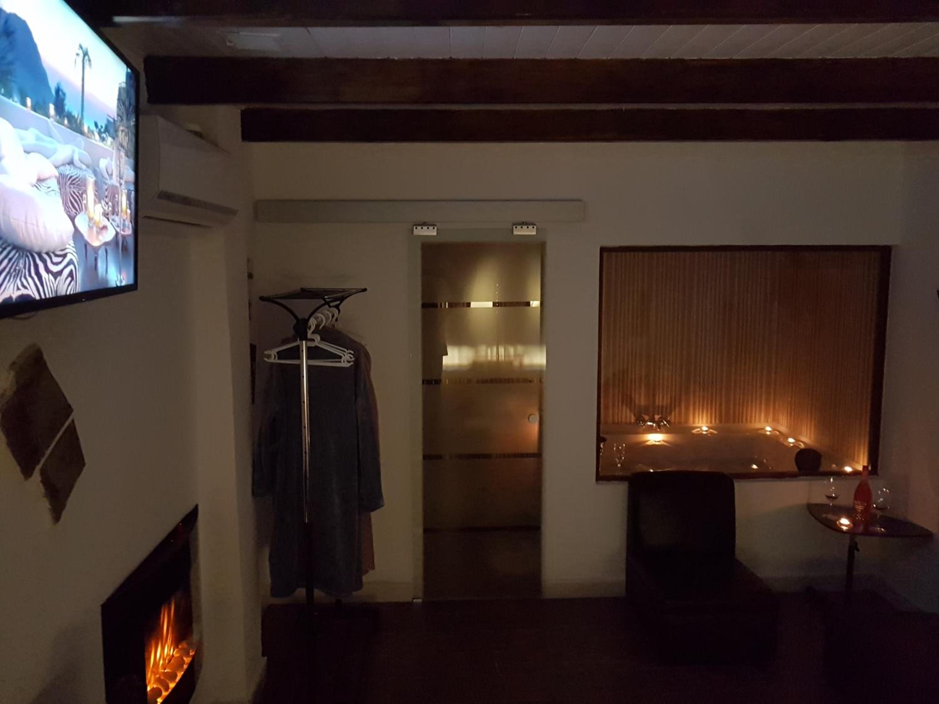 Double Room with Spa Bath - Photo 24