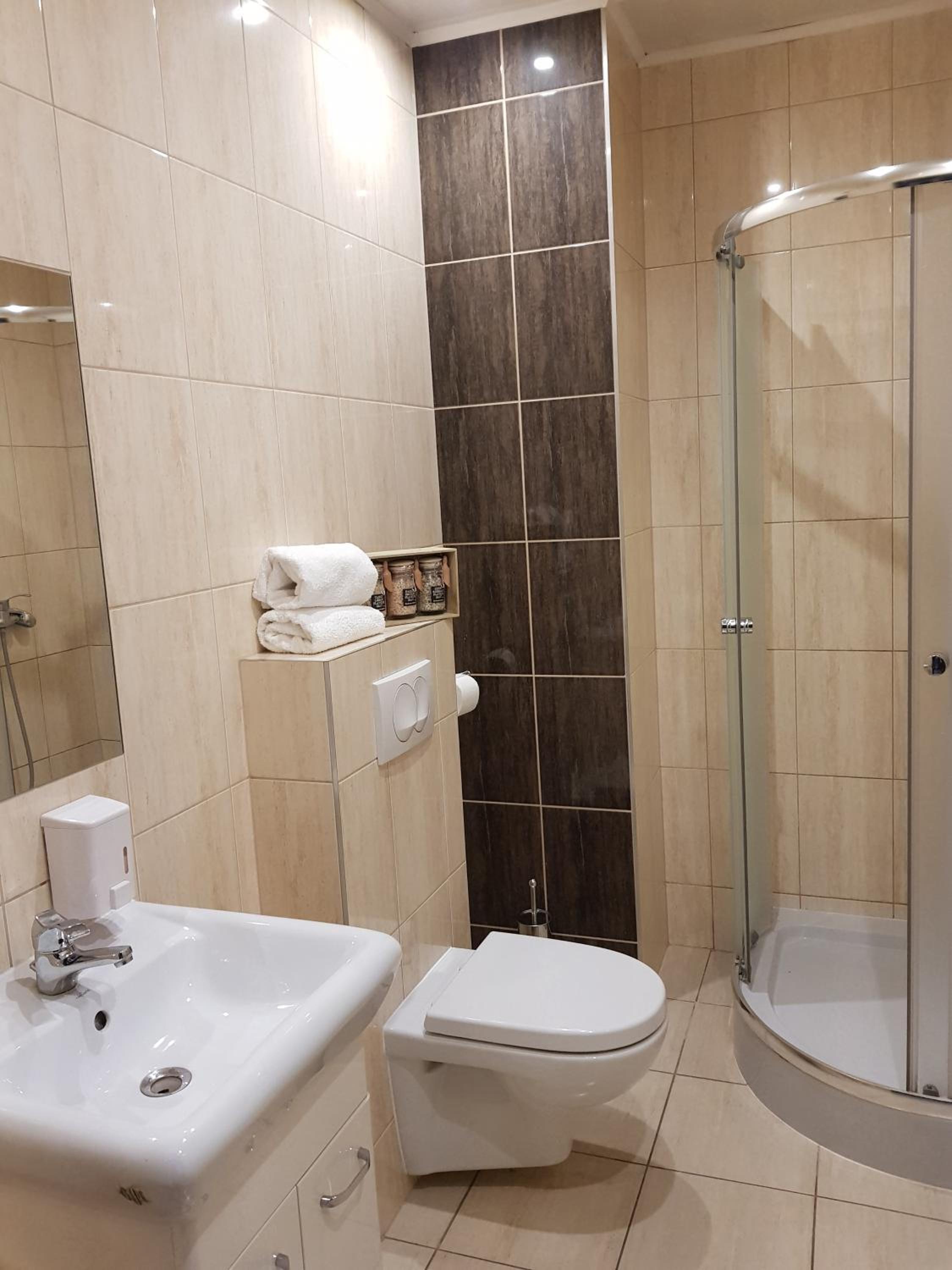 Twin Room with Private Bathroom - Photo 4