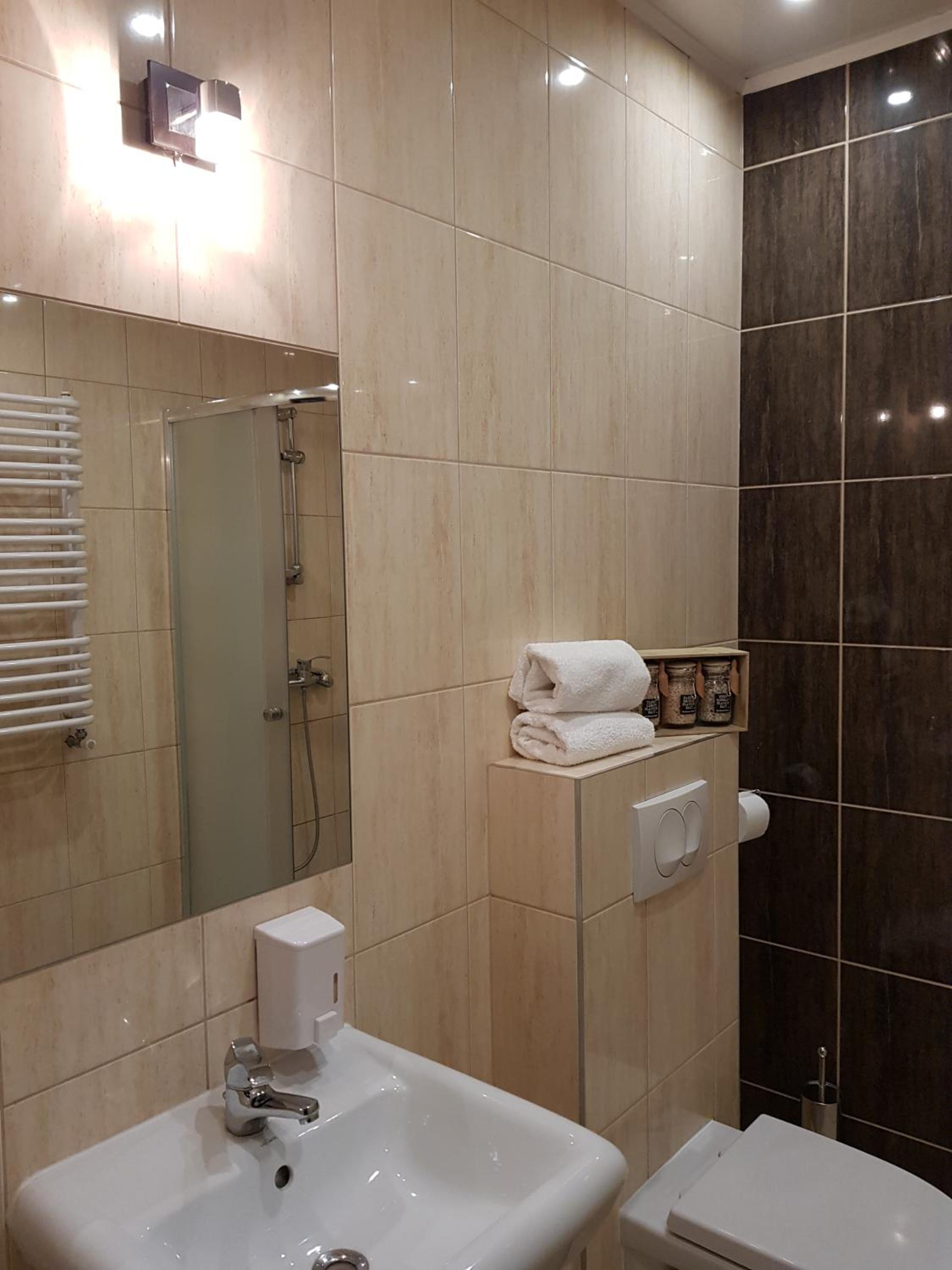 Twin Room with Private Bathroom - Photo 5