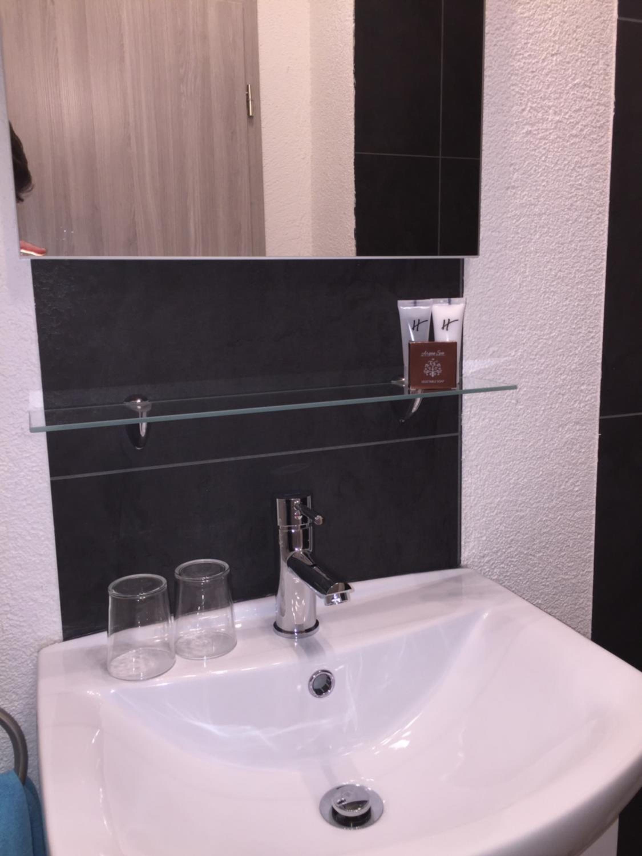 Standard Triple Room - Photo 11