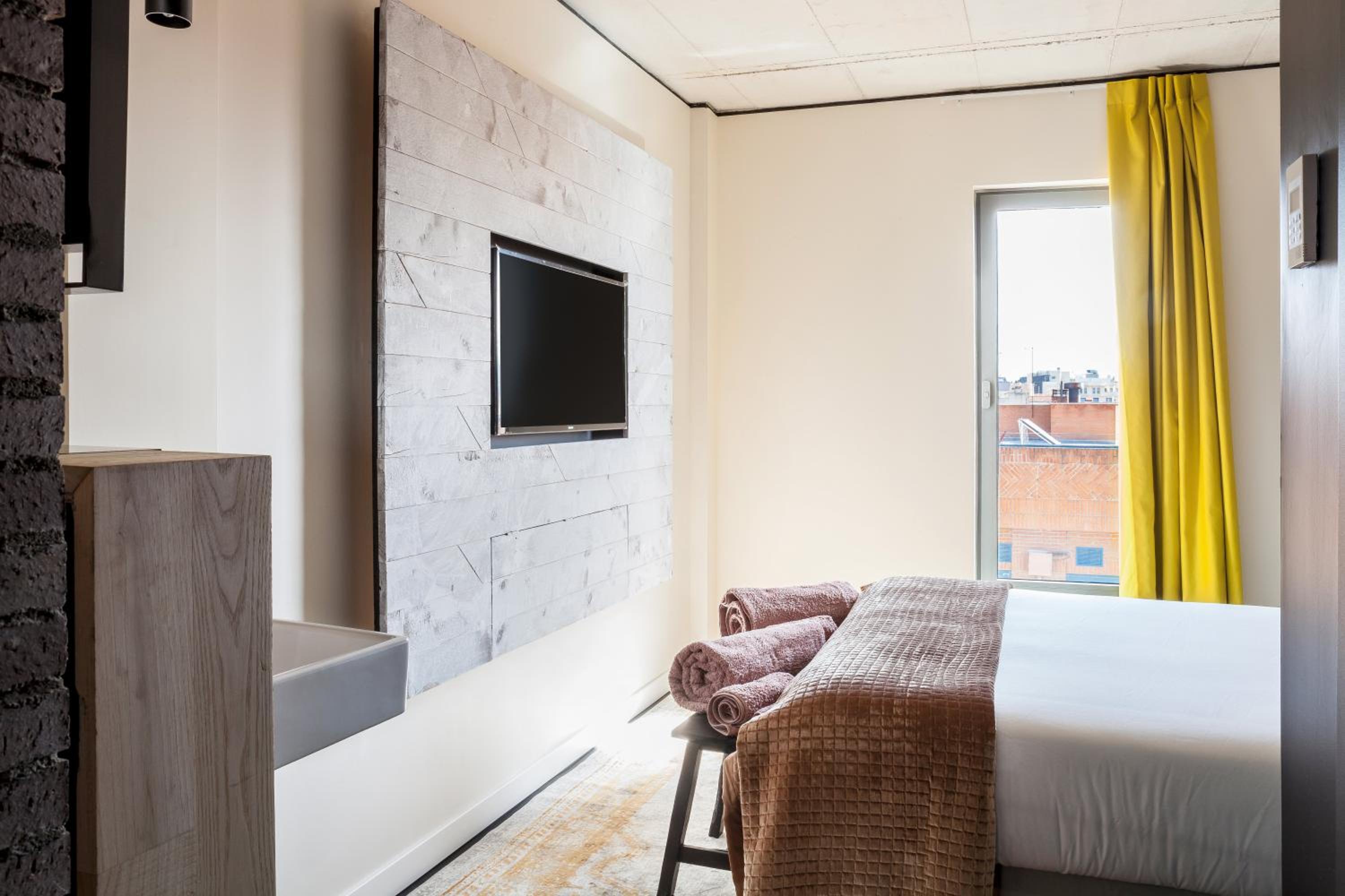 Superior Double Room thumbnail 5