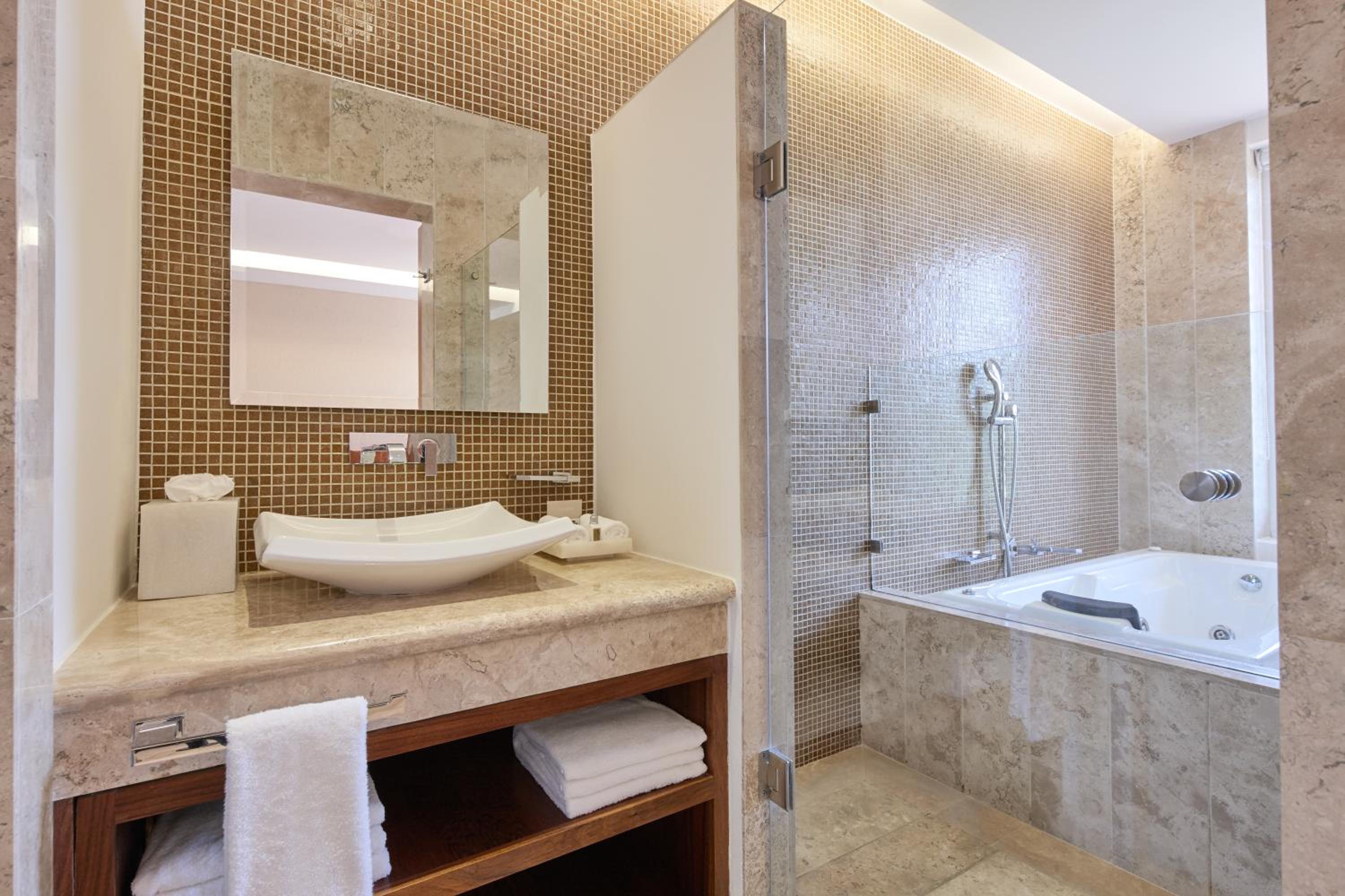Deluxe Suite with Spa Bath - Photo 6